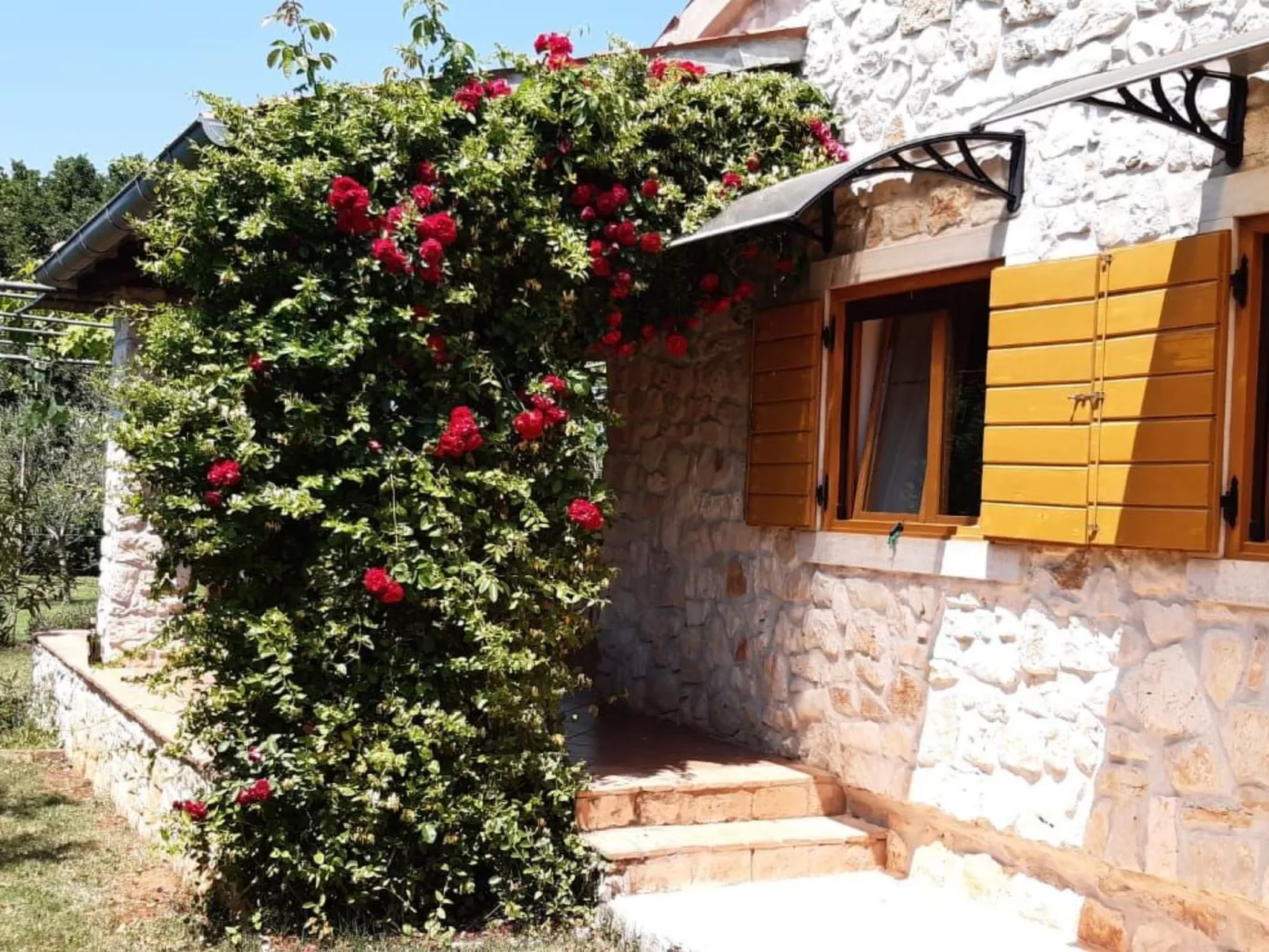 Mit schönem Garten und Sonnenterrasse-Dehors