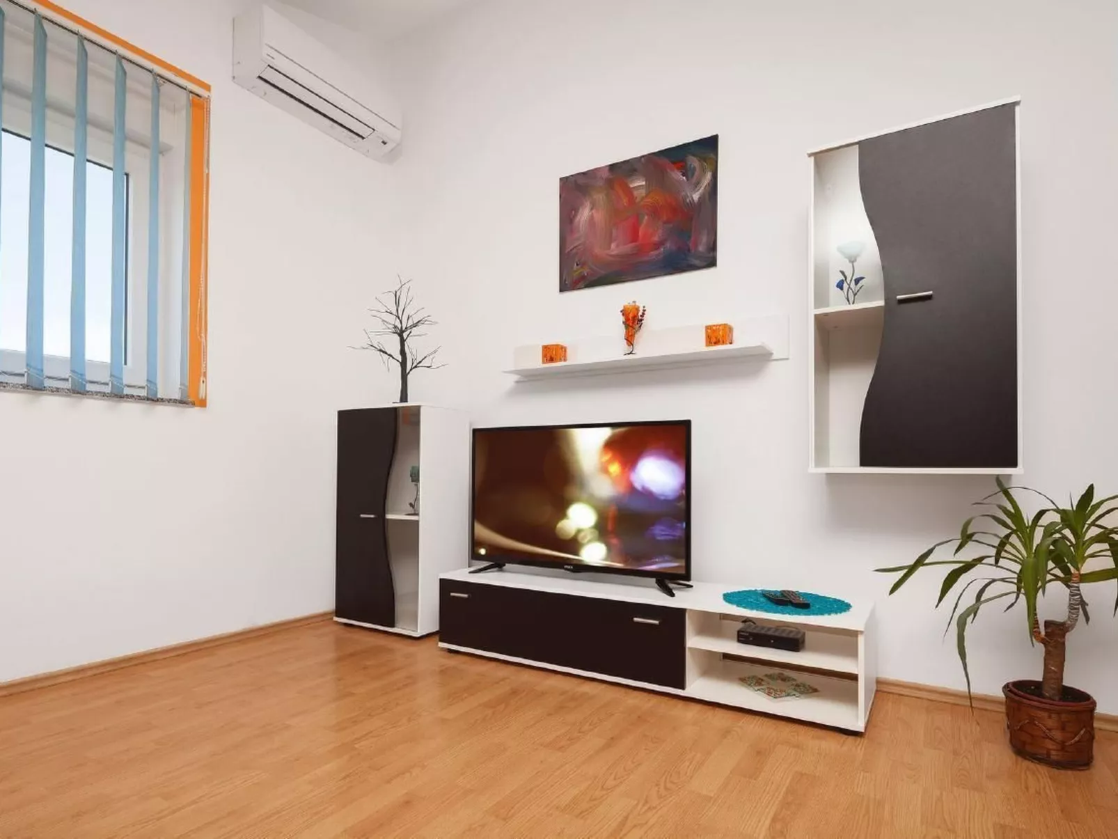 Mit Jacuzzi in Villa mit Parkplatz-Drinnen