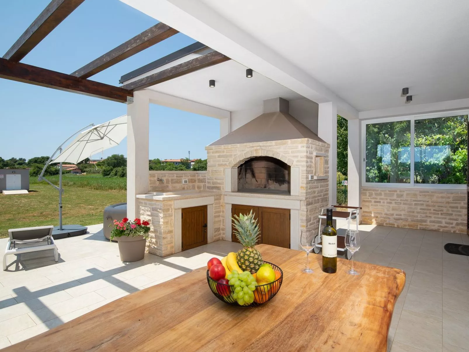 In Pomer mit Parkplatz-Draußen