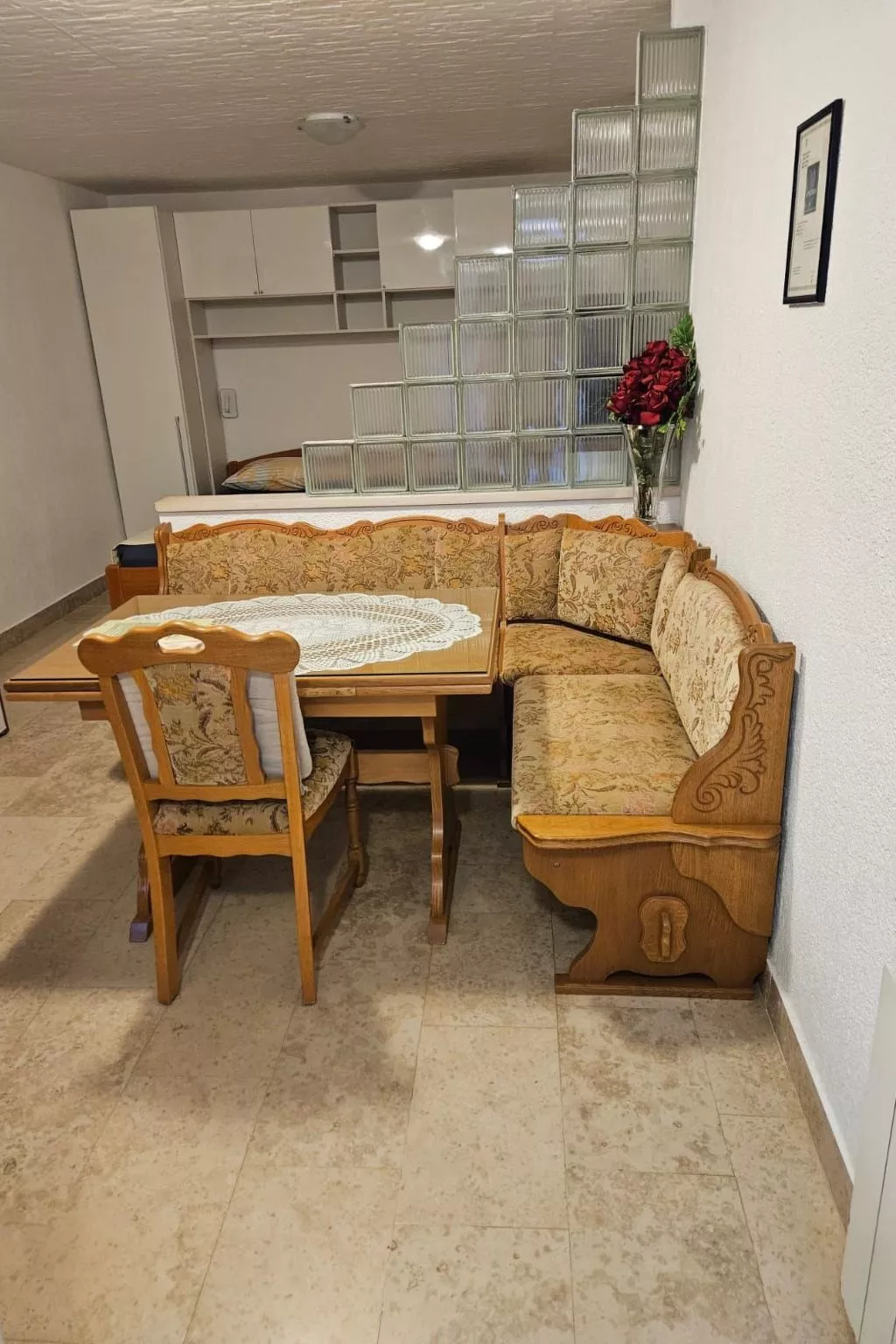 "Second" mit Terrasse-Drinnen