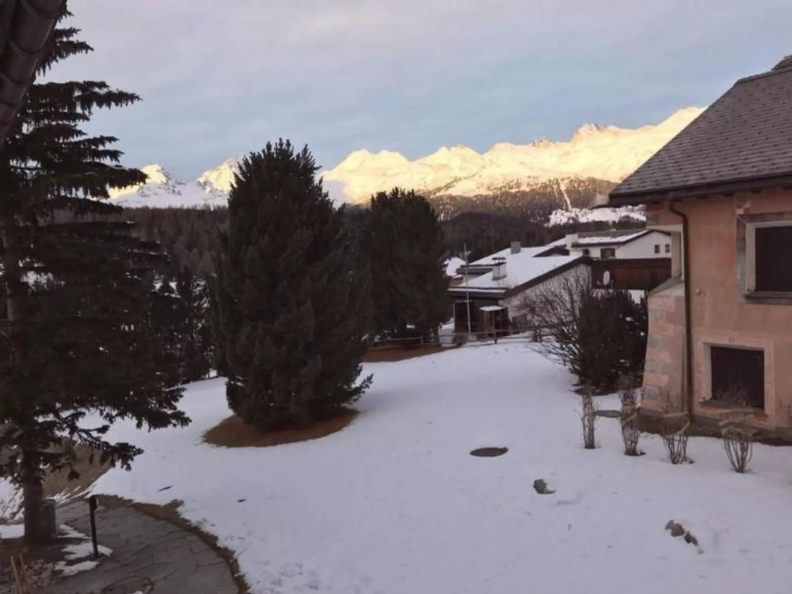 Chesa Linaira-Outside