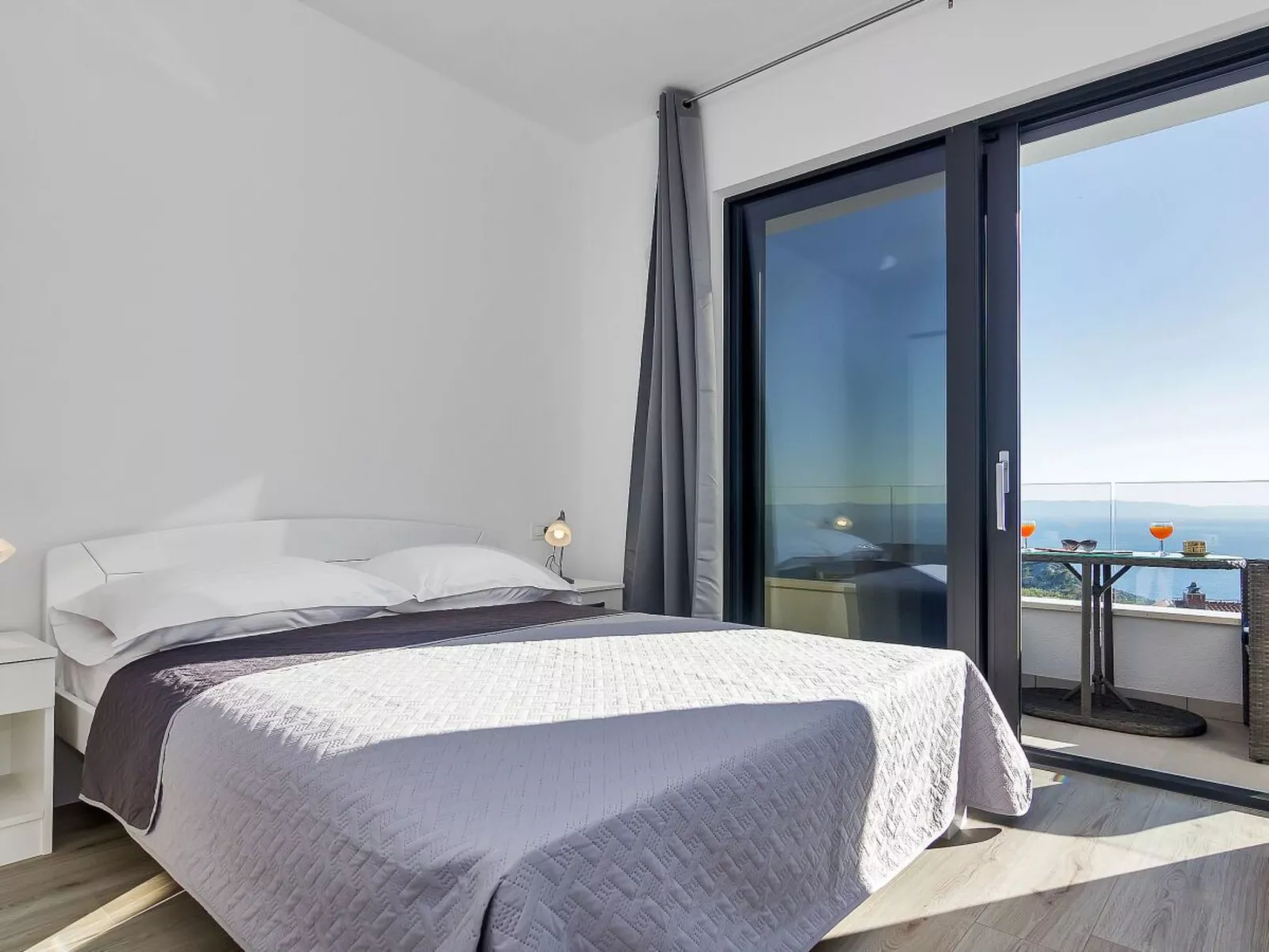 "Villa Maslina" mit Privatparkplatz-Drinnen