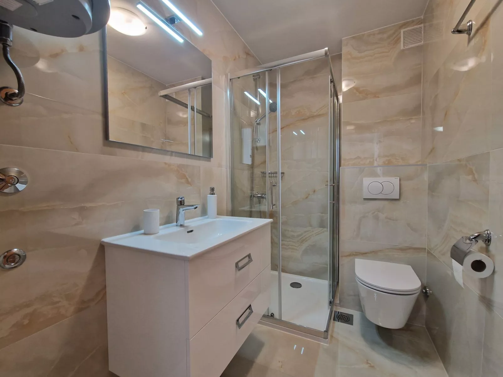 Modern eingerichtete Apartment ideal für junge Paaren im Zentrum von Baska-Inside