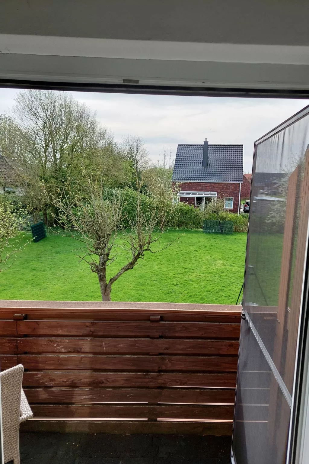 Mastkorb mit Grill und Garten-Draußen