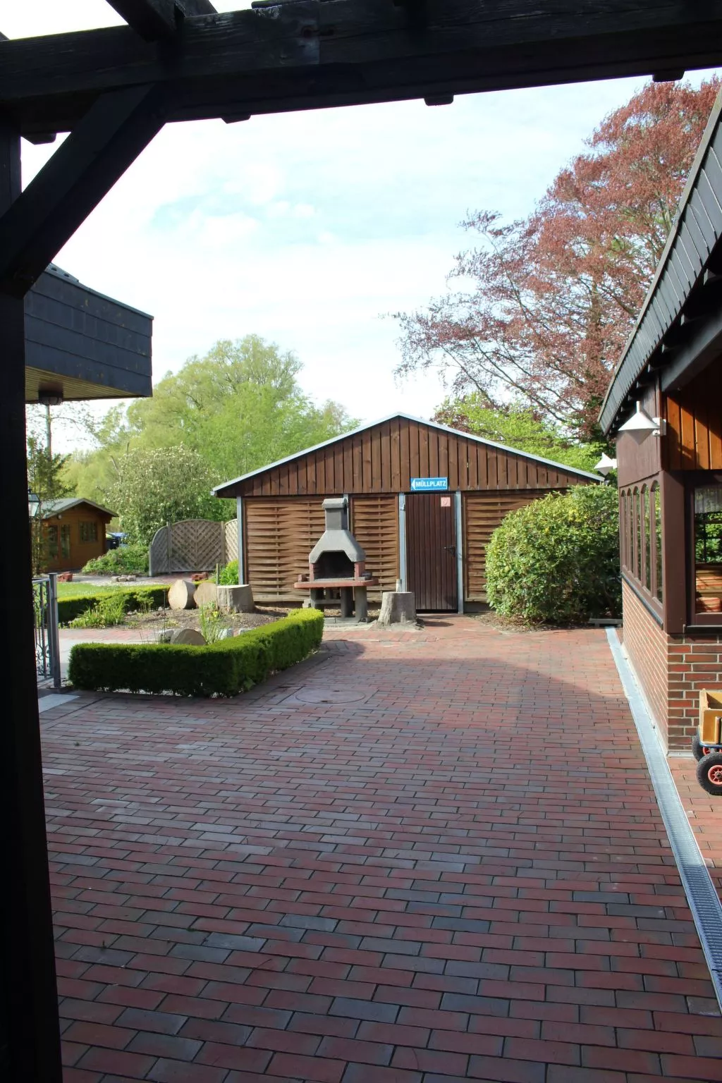 Geräumige Ferienwohnung in Burhave mit Grill, Garten und Pool-Draußen