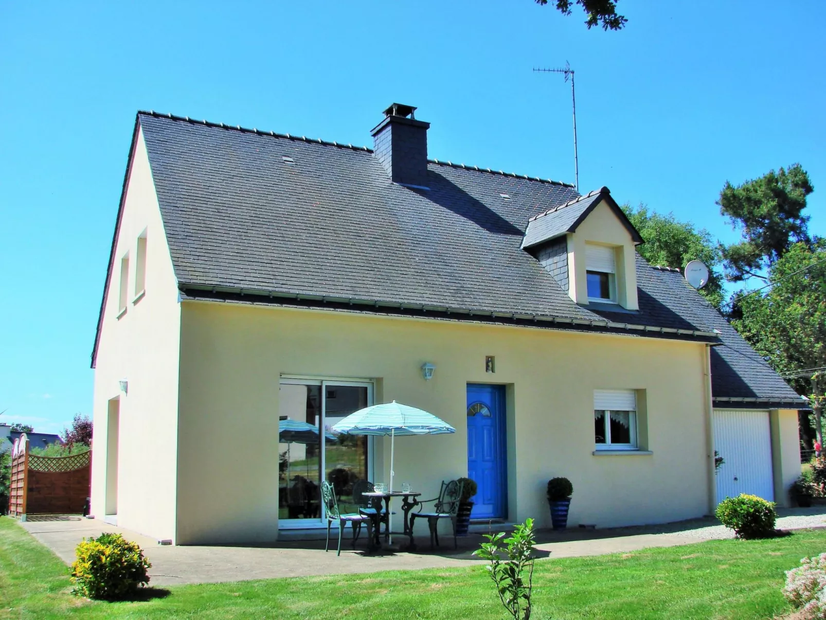 Mit eigener Terrasse-Outside