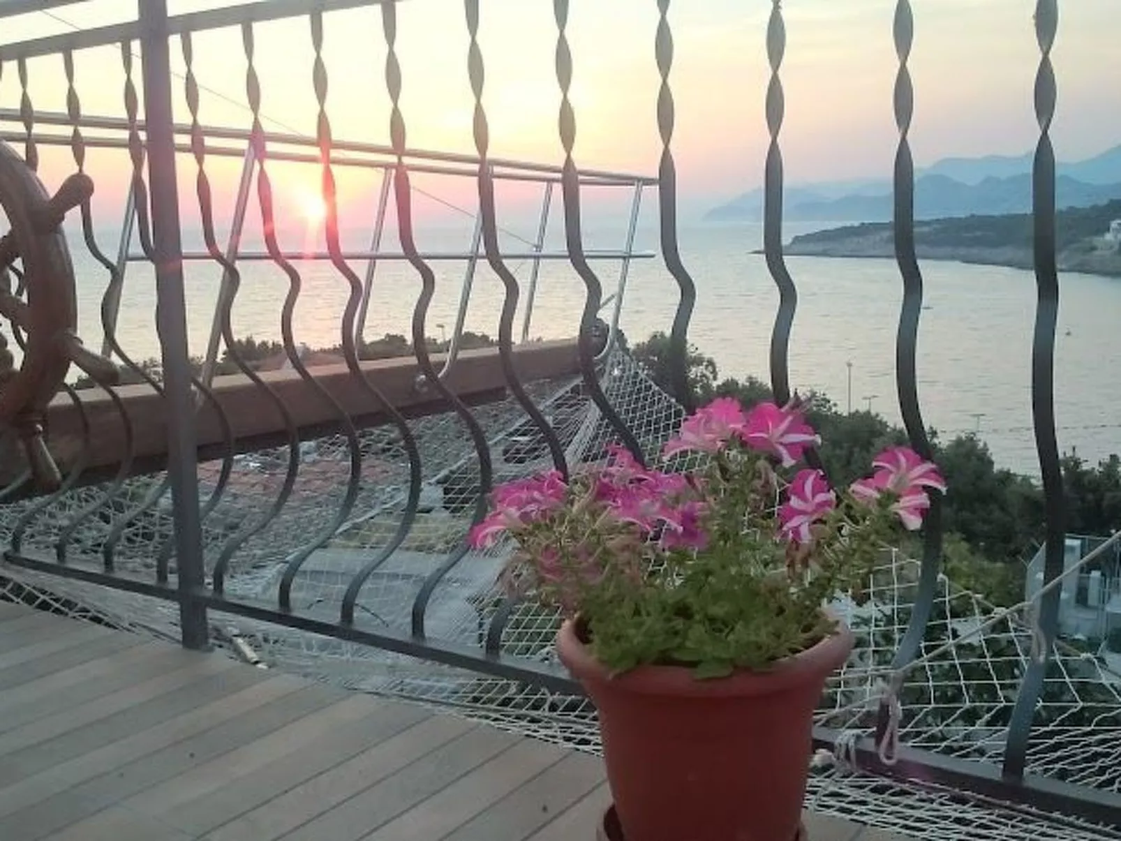 Gemütliche Wohnung mit Meerblick vom Balkon aus-Outside