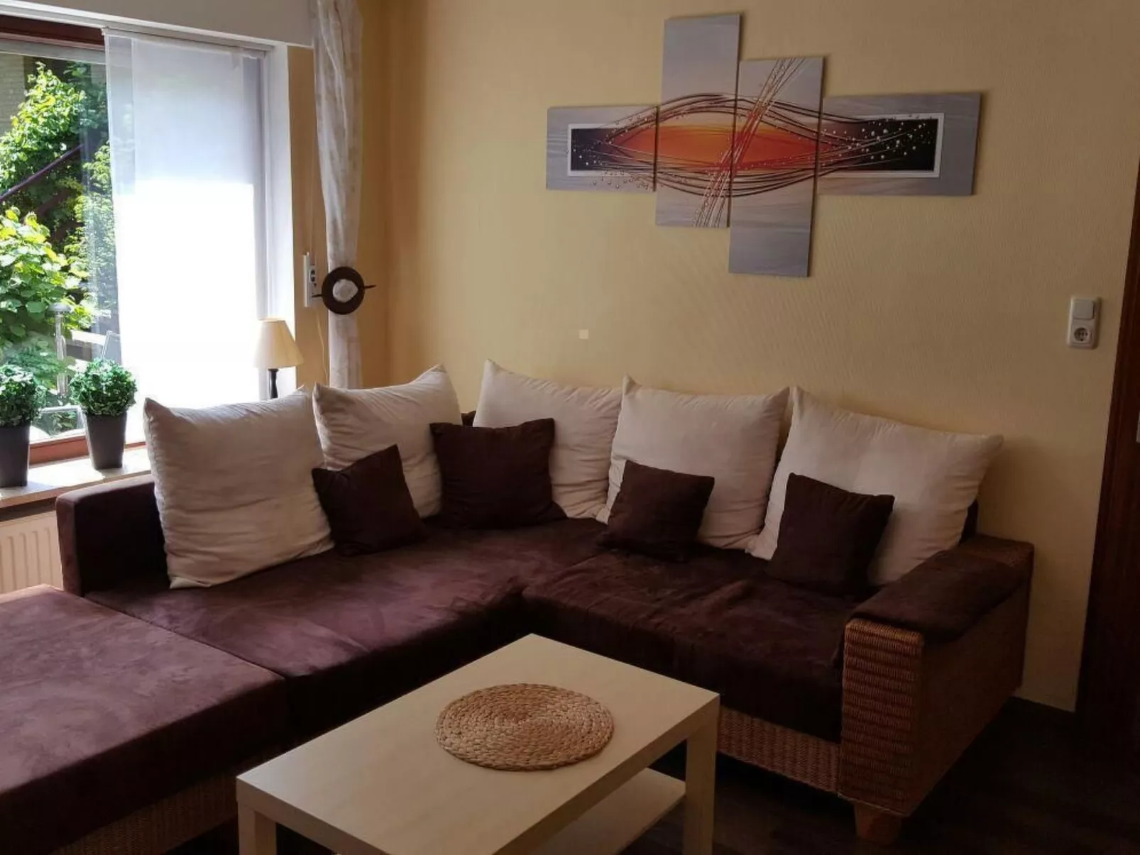 Zentrale Ferienwohnung mit Terrasse - Drinnen