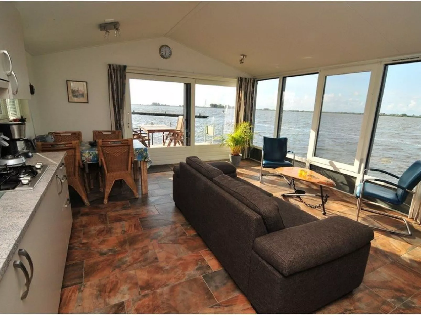 Boot "De Frijheit" mit Blick auf das Wasser-Dedans