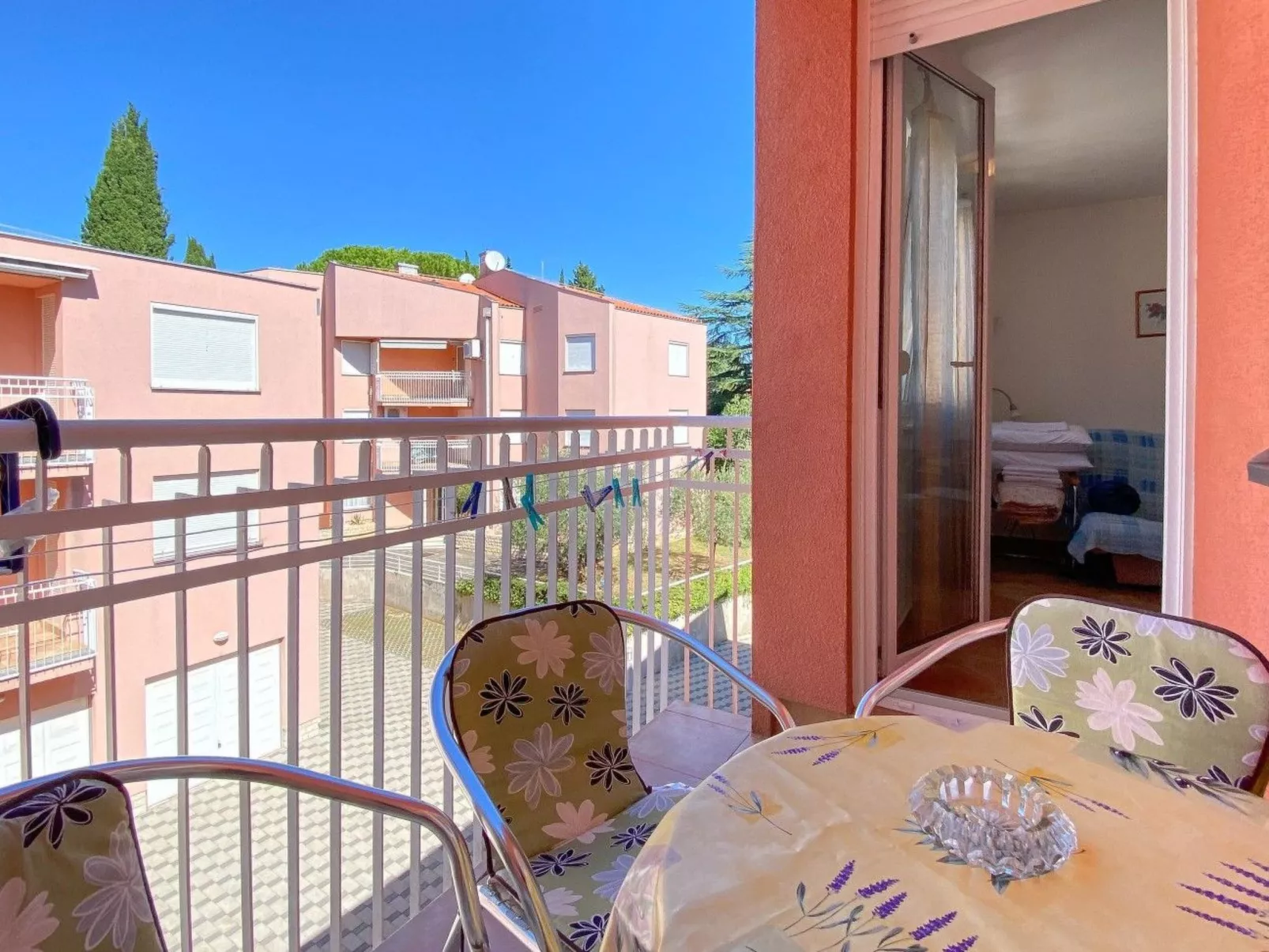 Wohnung "Senka" direkt am Strand-Outside