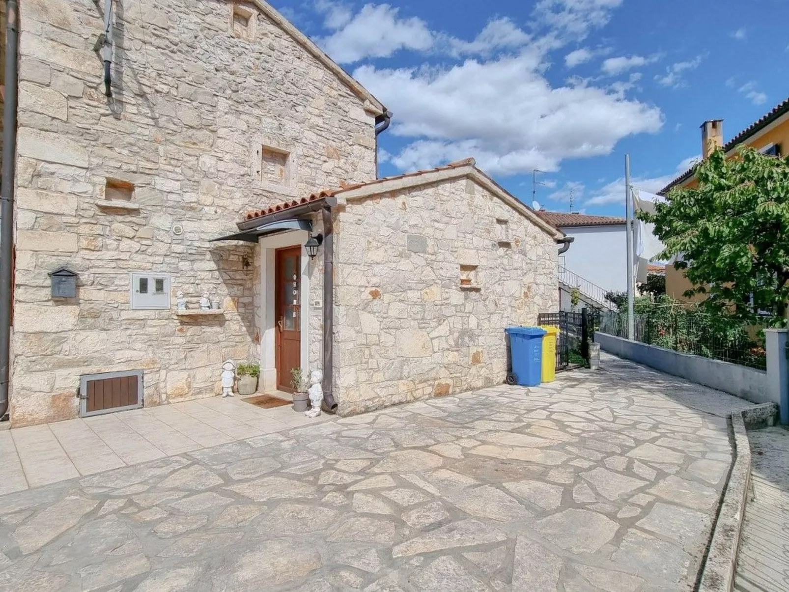 "Ariana" direkt am Strand-Outside