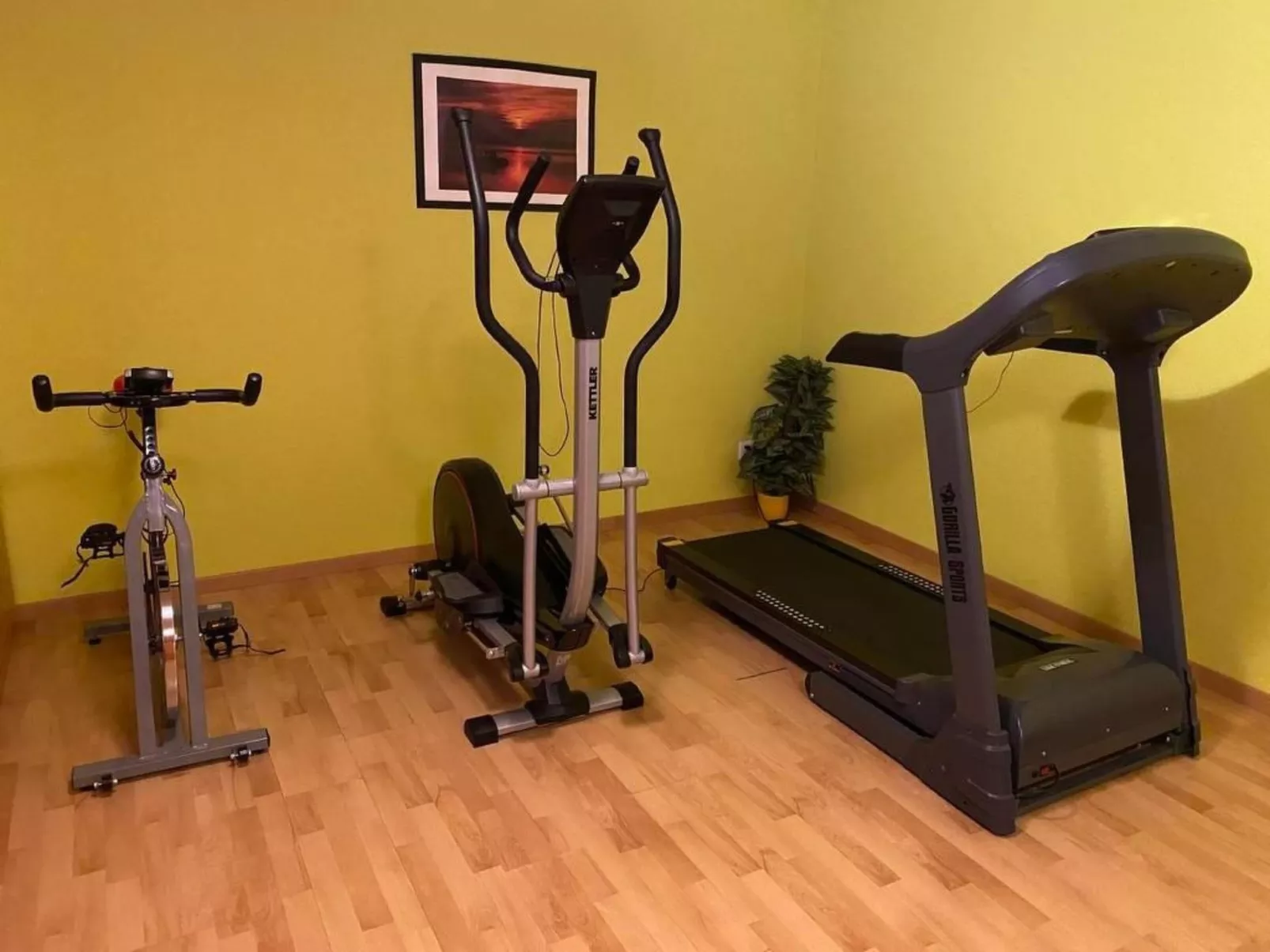 Leons Holiday Homes-Inside