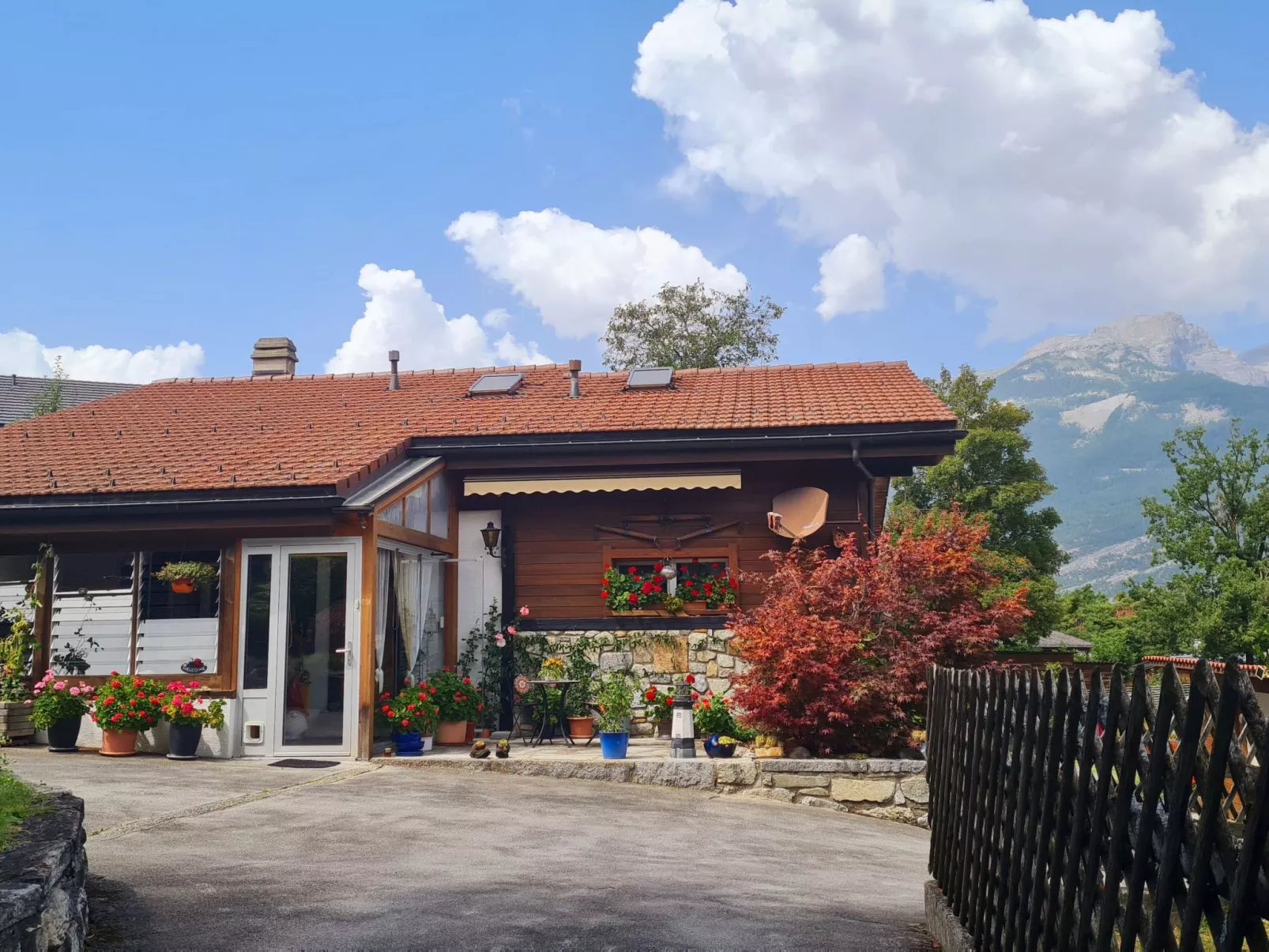 Chalet Haus (bei Einfahrt grosser Nussbaum )-Dehors