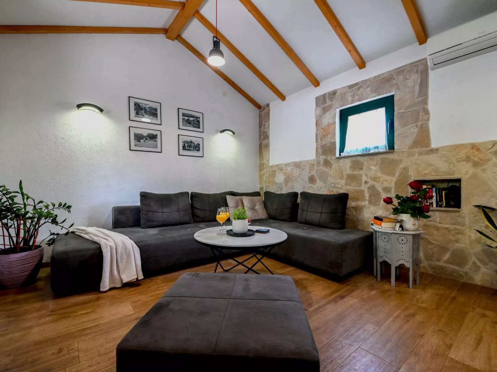 Freistehendes Ferienhaus in Duge Njive mit Privatem Pool-Inside