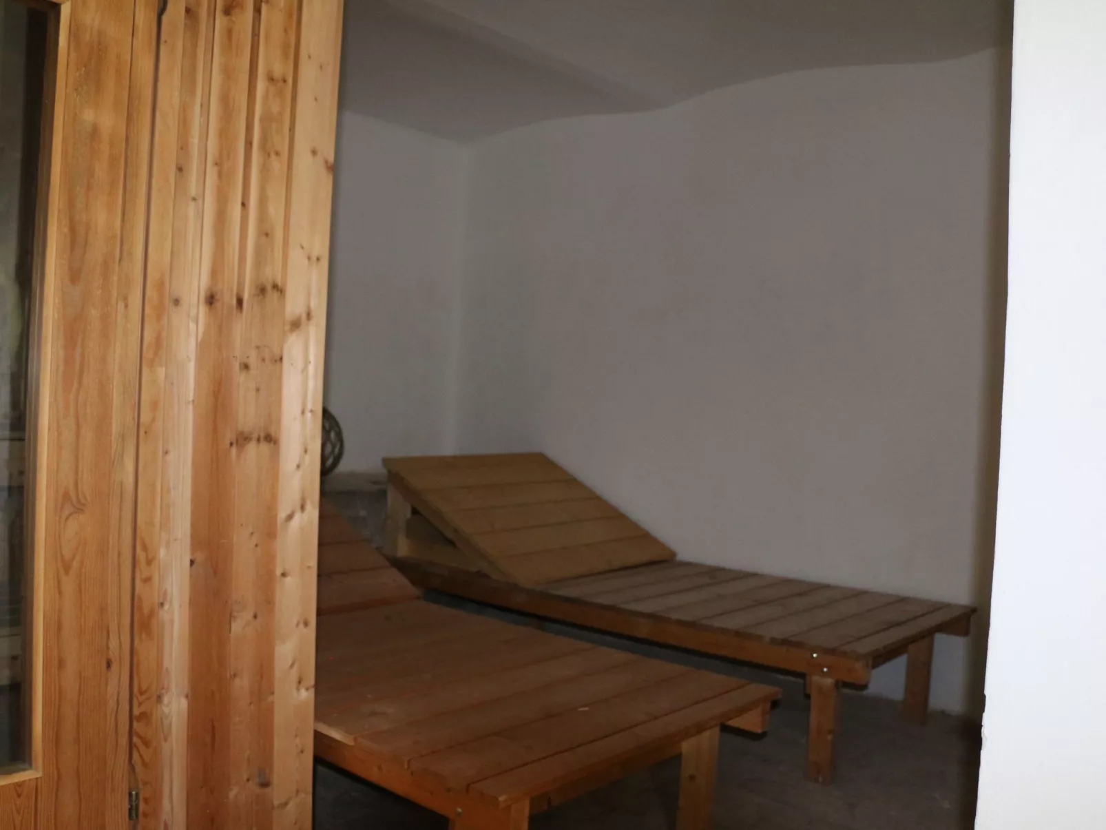 Traditionelles Haus, umgeben von Wäldern in Ralsko-Inside