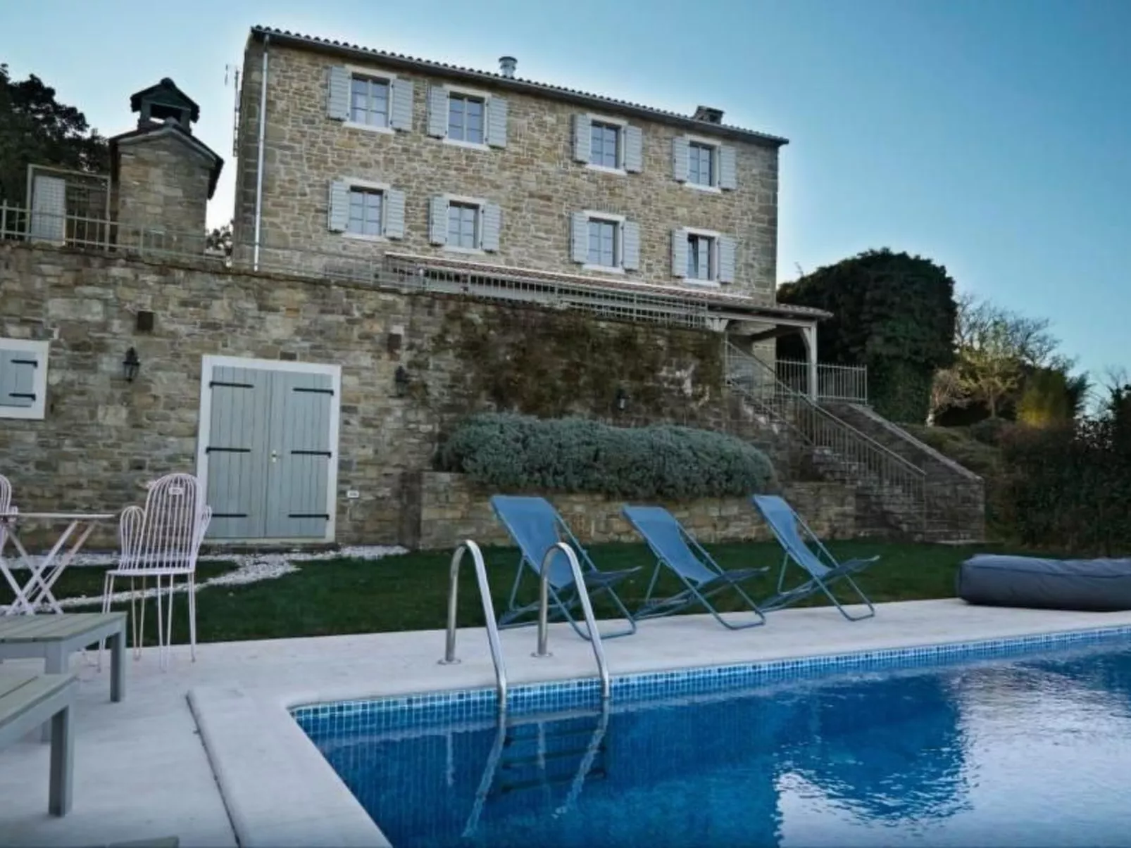 In Kostanjica mit Grill, Terrasse und Garten-Draußen