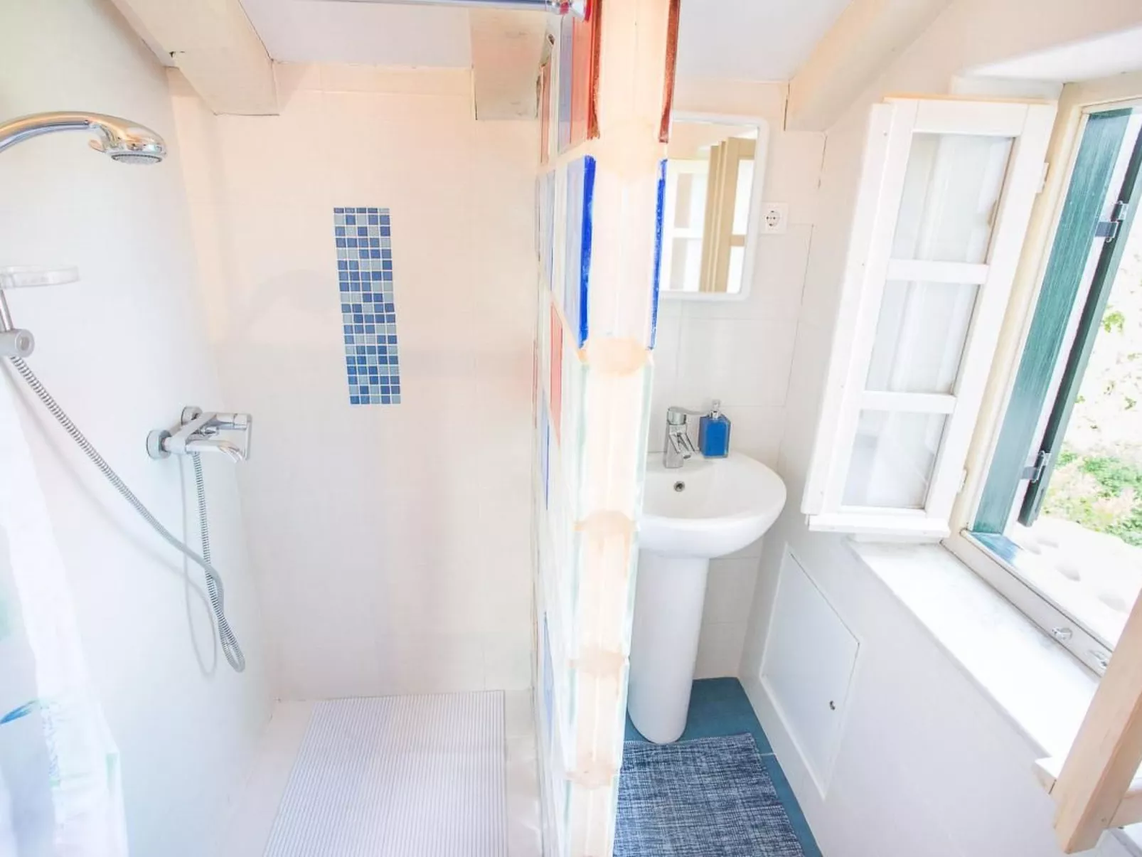 Haus mit modernem Interieur und einer alten Taverne - Image-tags.info