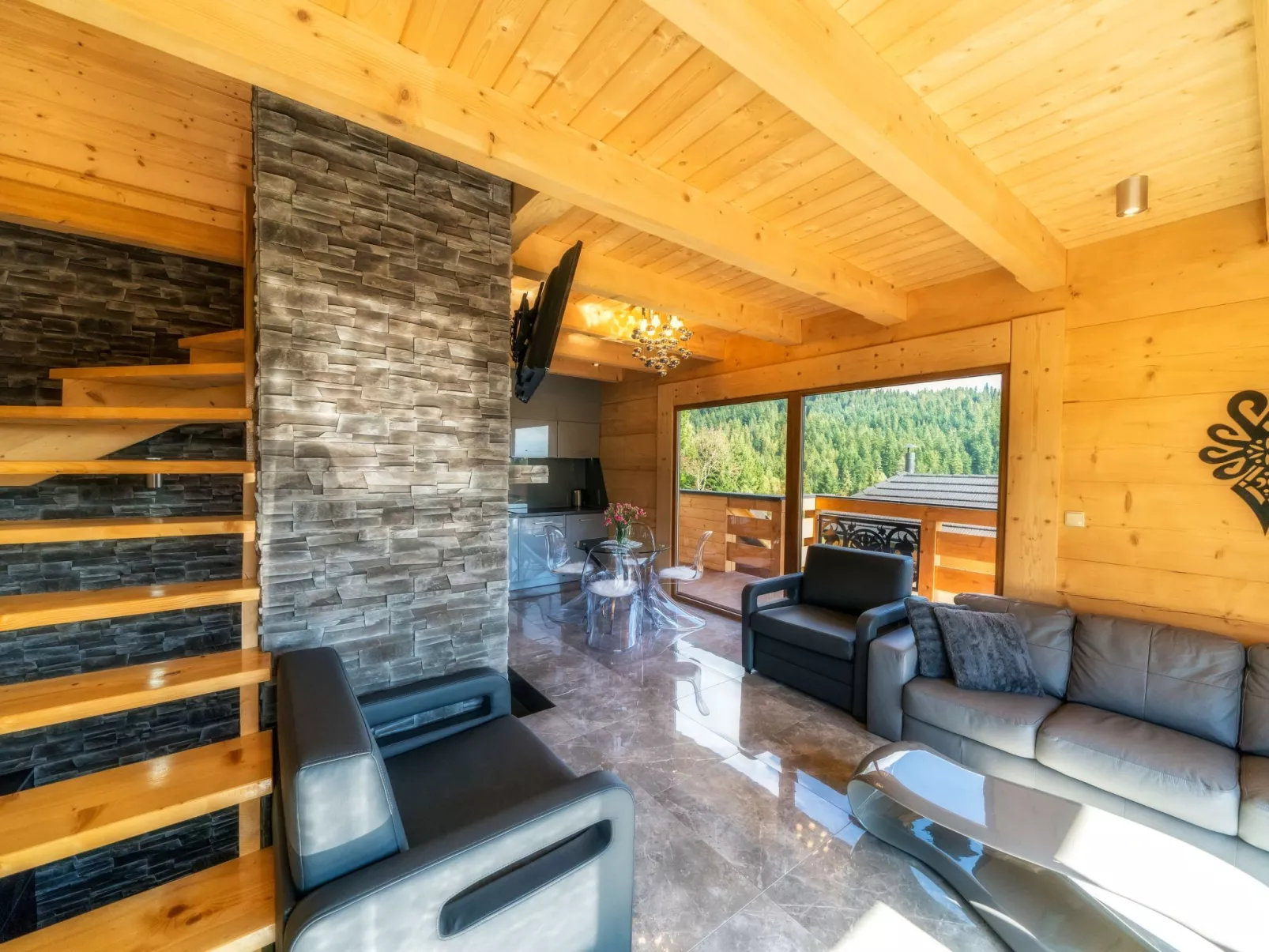 Mit Entspannung im Jacuzzi-Drinnen