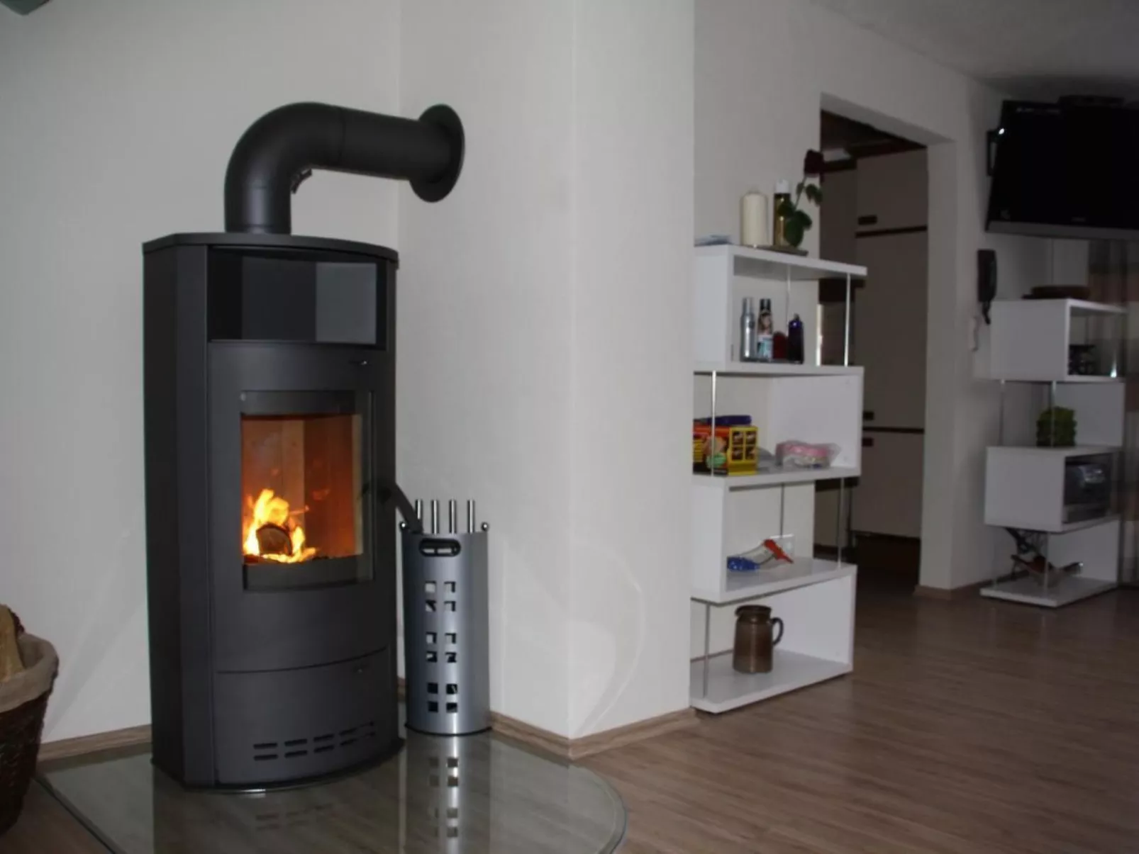 Mit Blick auf das Wasser-Dedans