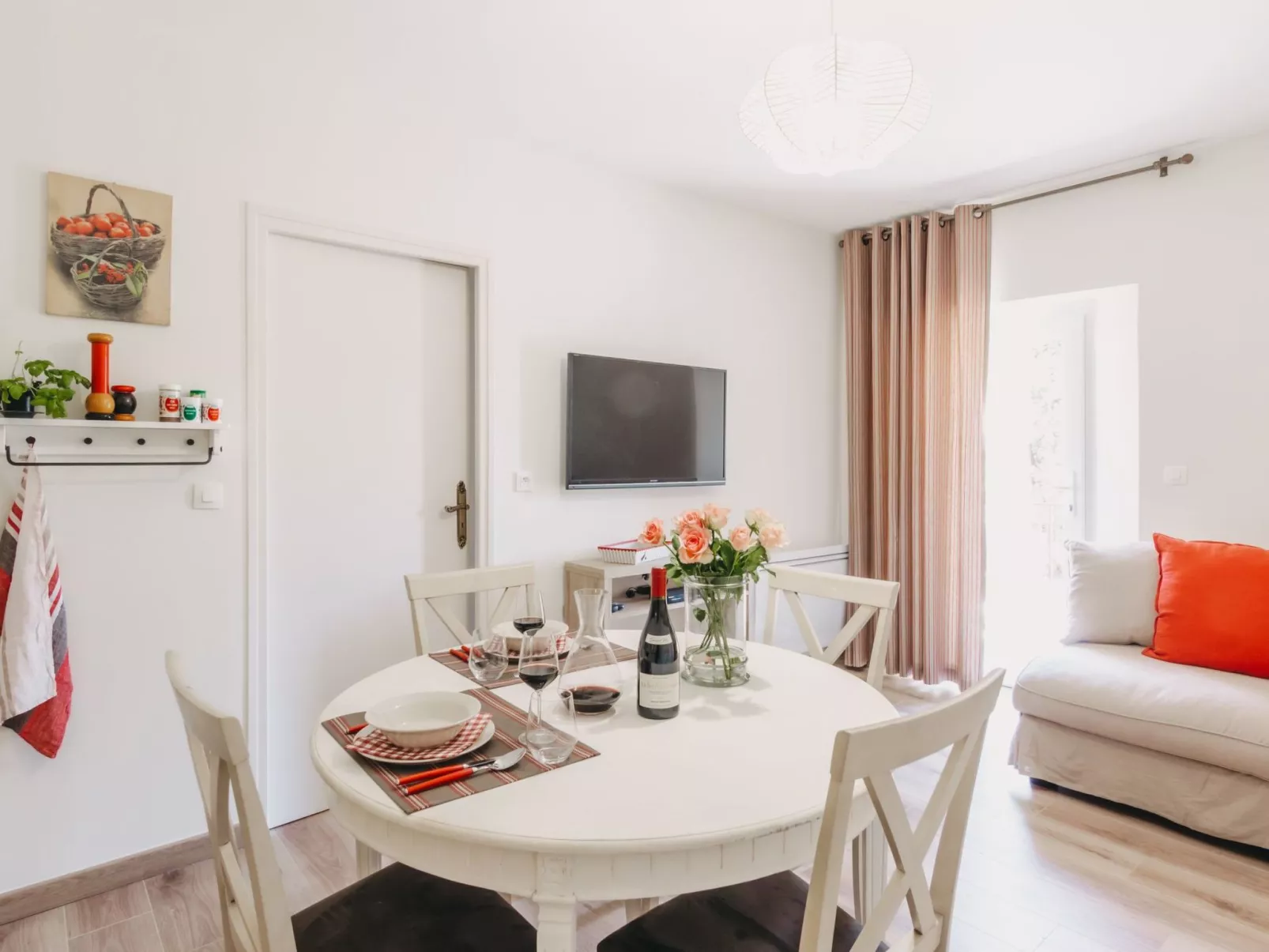 Mit Blick auf das Wasser-Drinnen