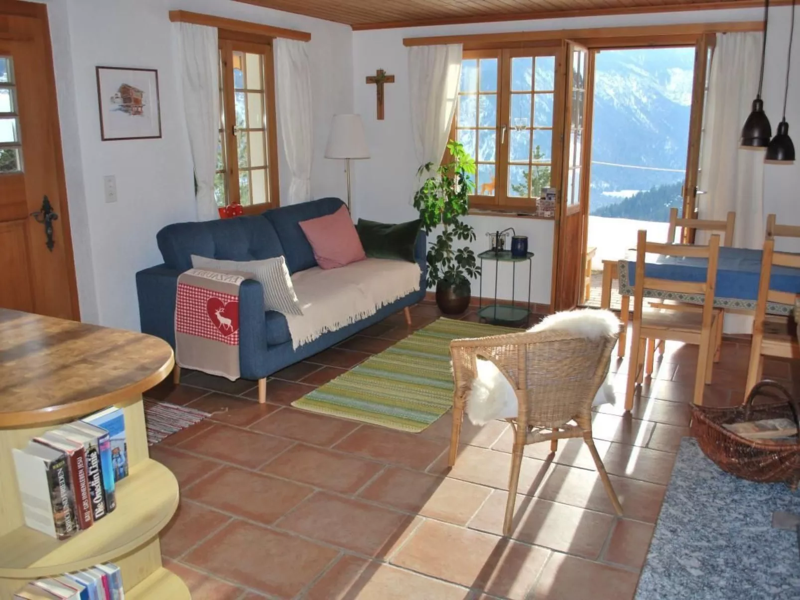 Blick auf herrliche Bergwelt-Drinnen