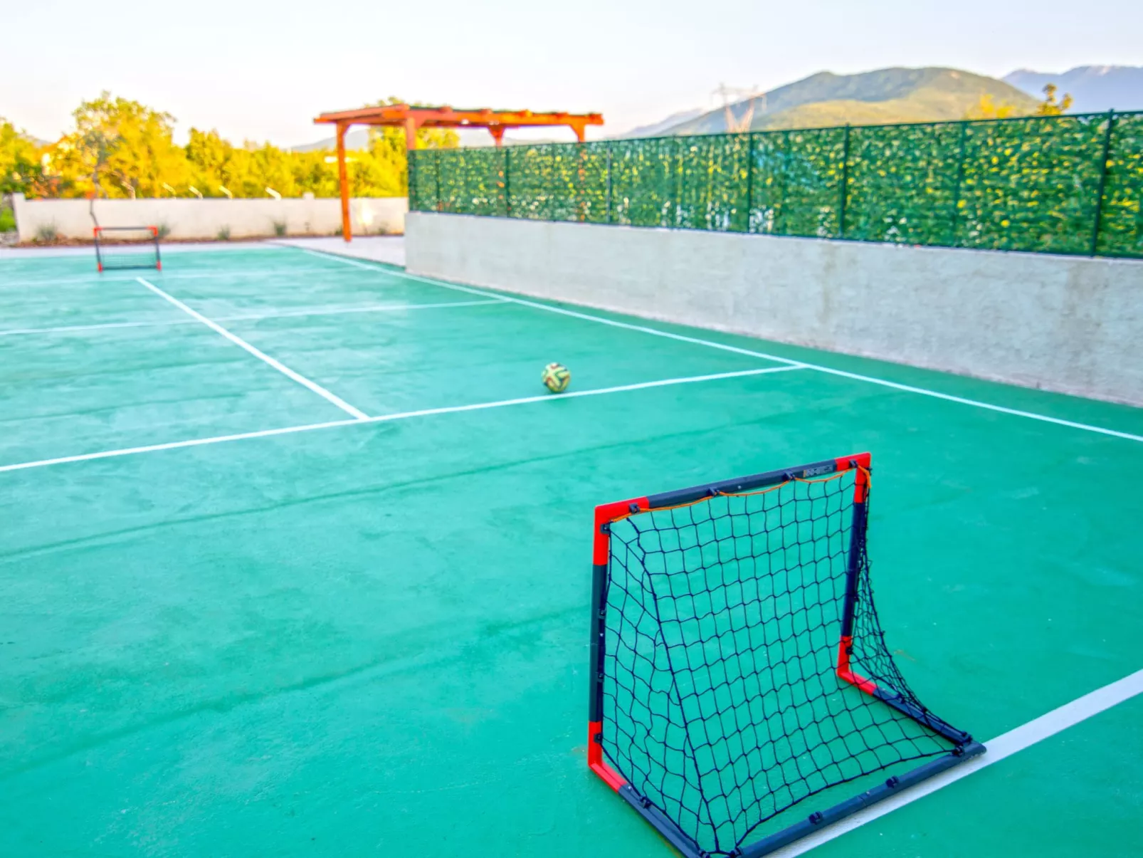 In Opanci mit beheiztem Pool, Parkplatz-Outside