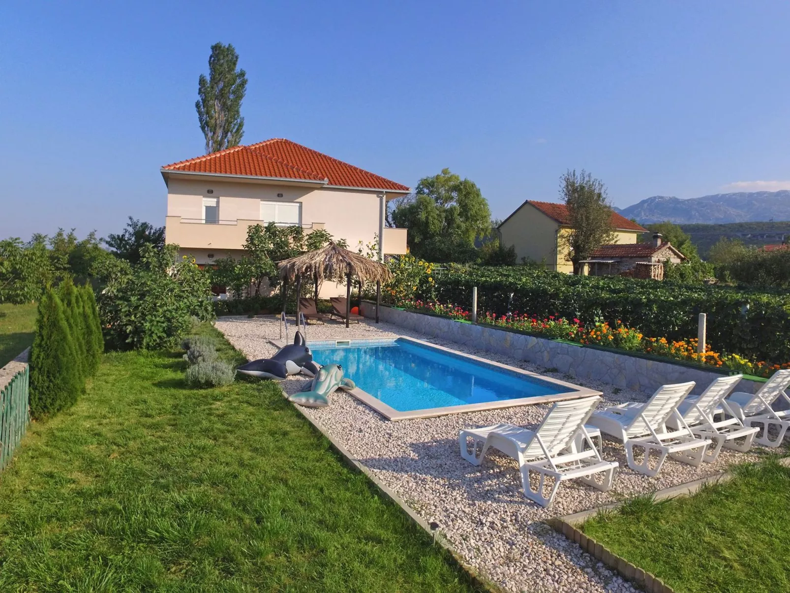 Villa "Sonnenblume" mit eigenem Garten und Grill-Outside