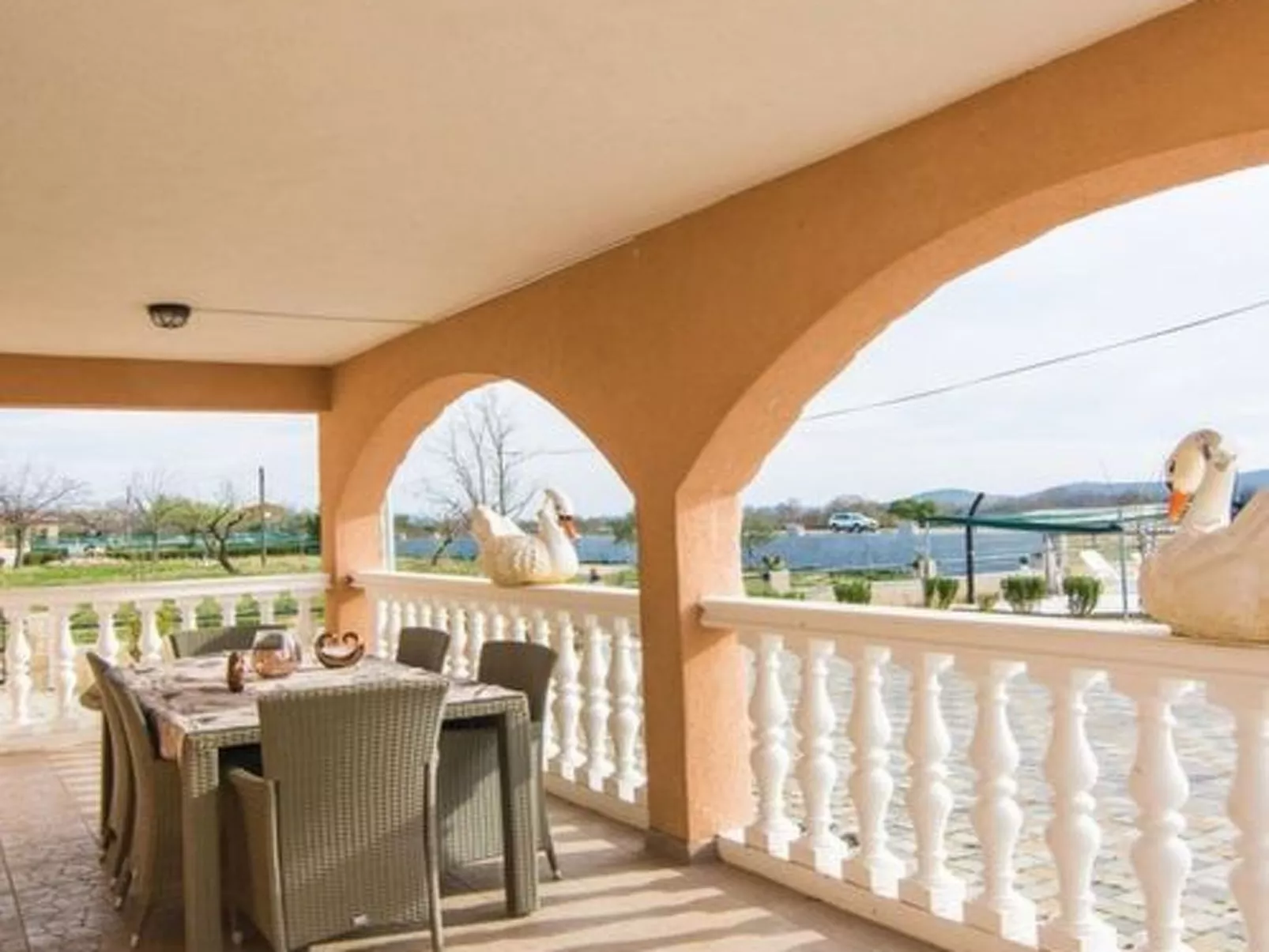 Laura mit Pool-Draußen