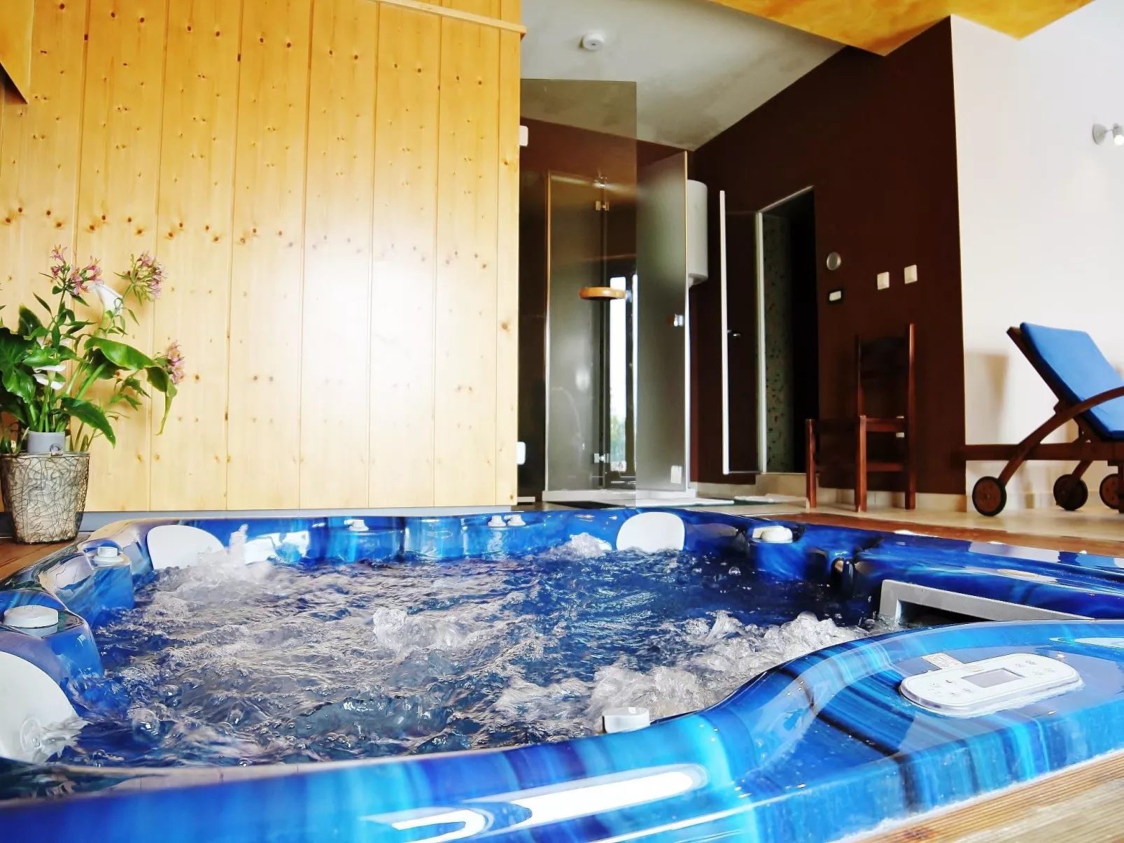 In Barat mit privatem Pool-Inside