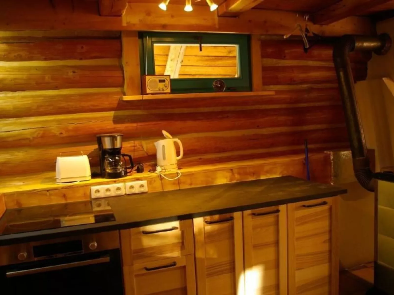 Blockhaus in Gajówka mit Kaminofen-Dedans