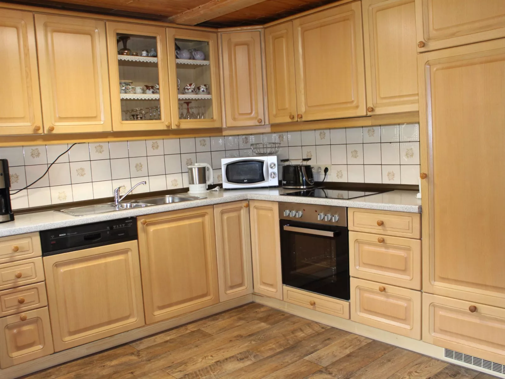 Mit Kaminofen, Fitnessraum und Sauna-Drinnen