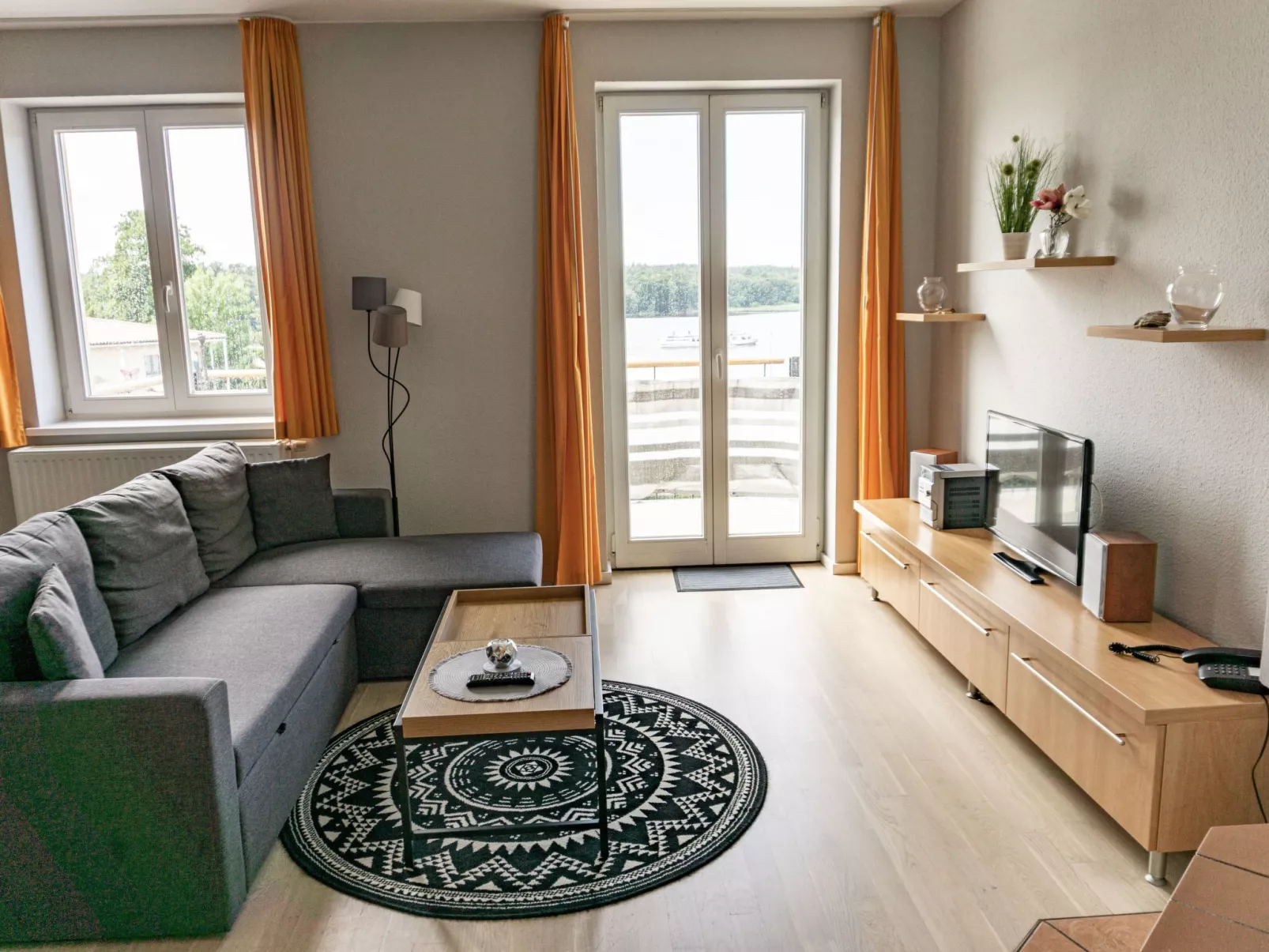 Mit Blick auf das Wasser-Inside