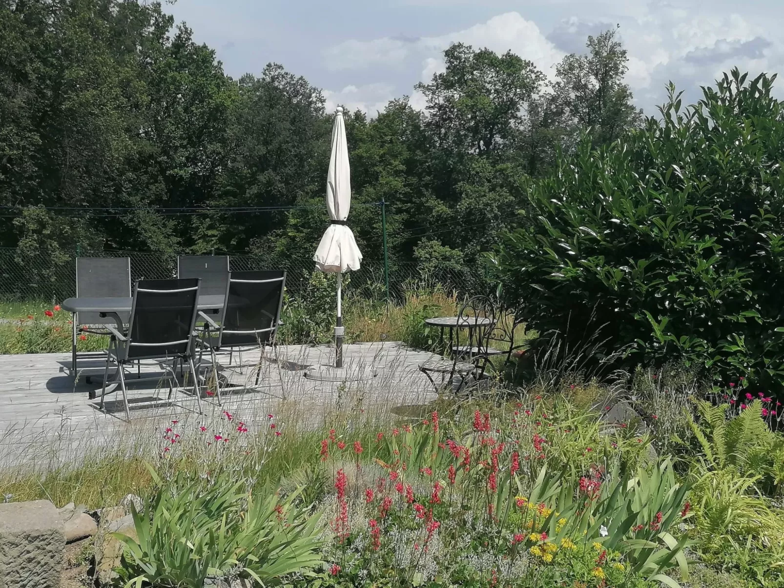 Mit Blick auf das Wasser-Outside