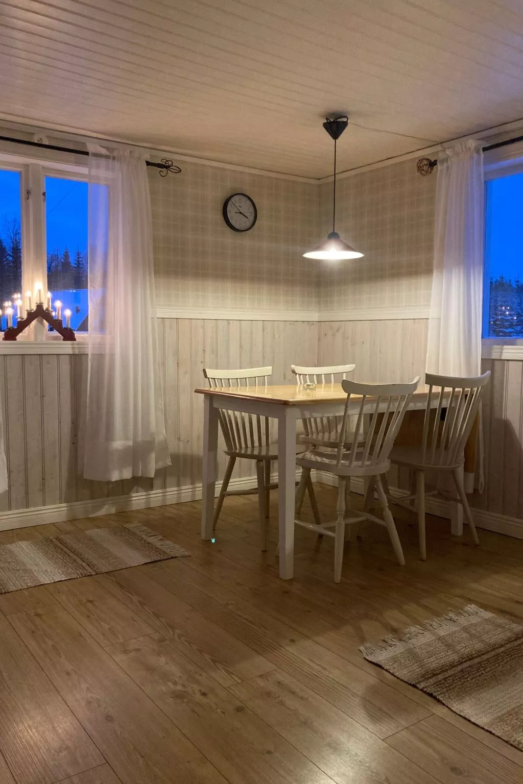 Charmantes Holzhaus mit eigenem Ruderboot-Drinnen