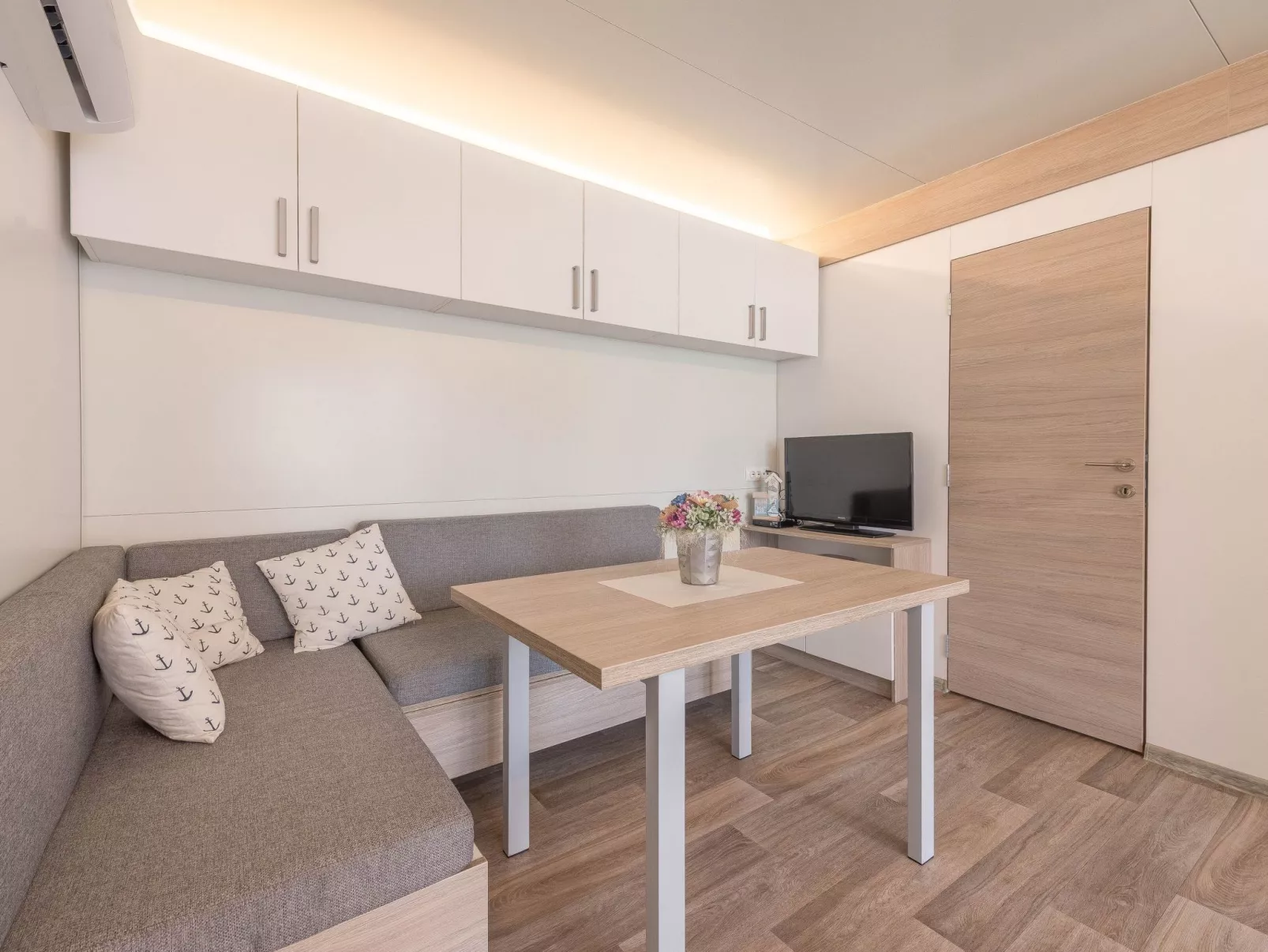 MH Summer Home-Drinnen