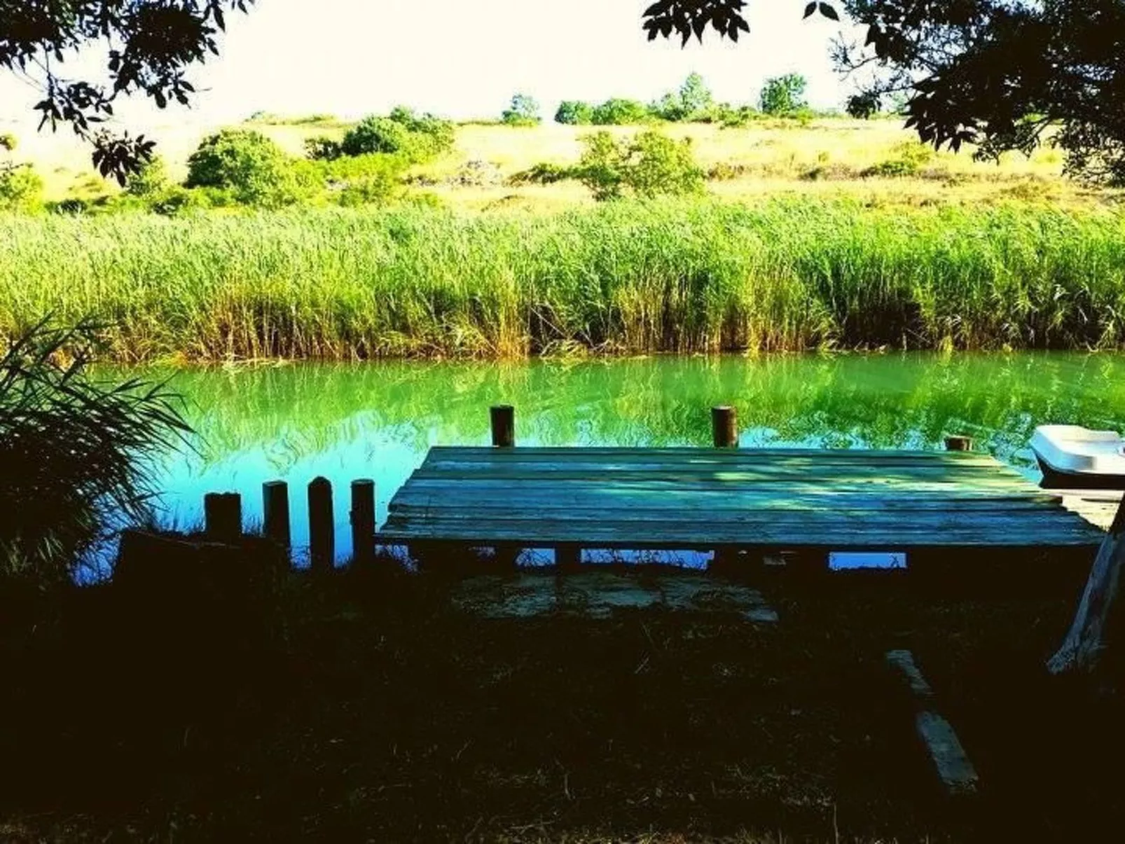 Am Fluss gelegenes Haus mit Galerieschlafplätzen-Dehors