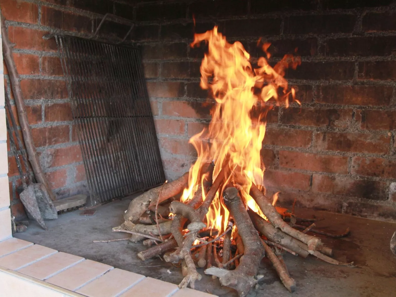 Geräumige Ferienvilla mit Pool und Meerblick-Outside