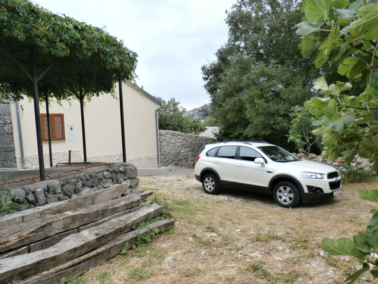 Geräumige Villa mit drei Schlafzimmern und einem ruhigen Garten-Outside