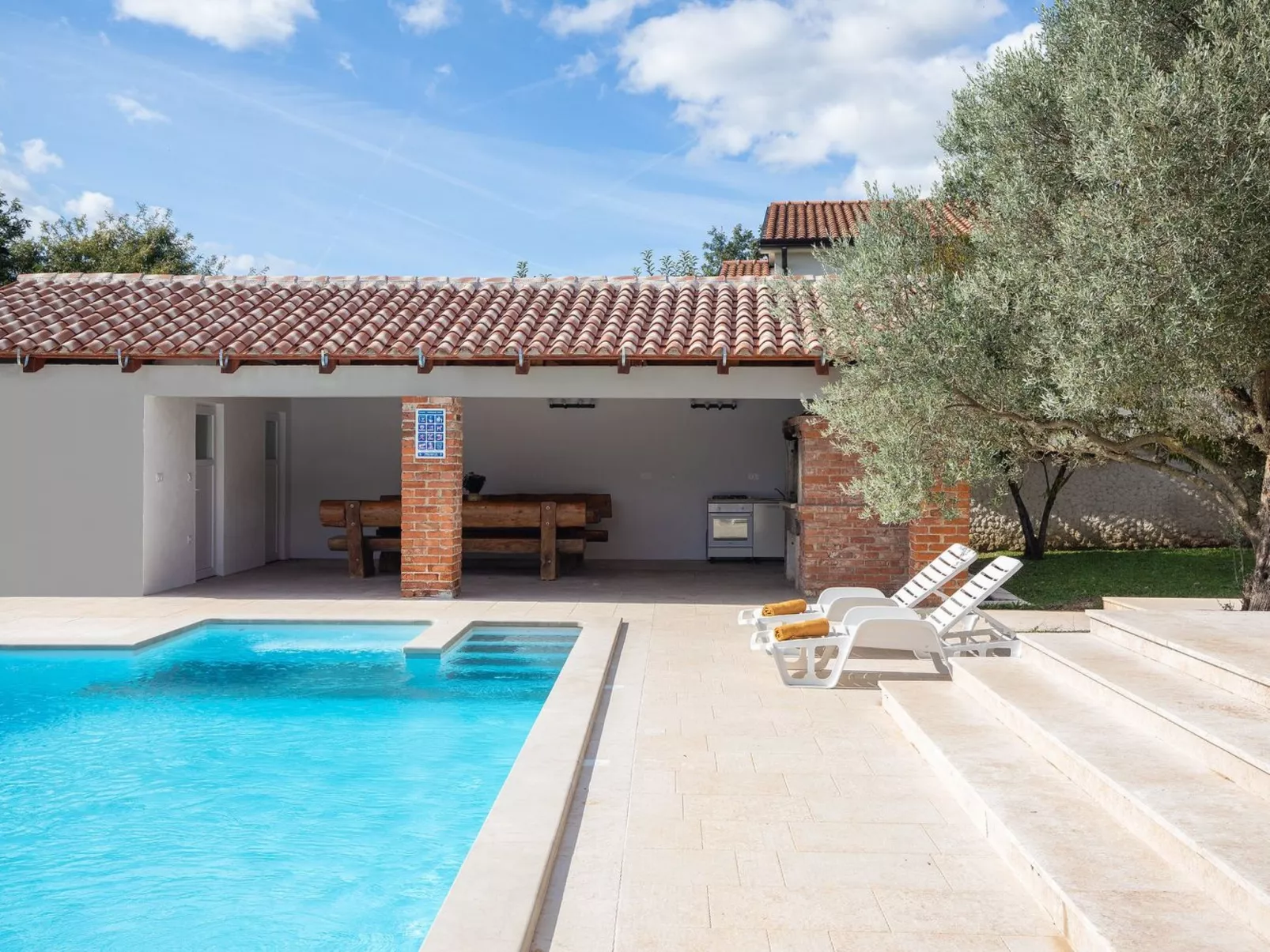 Haus in Bertoši mit privatem Pool-Outside