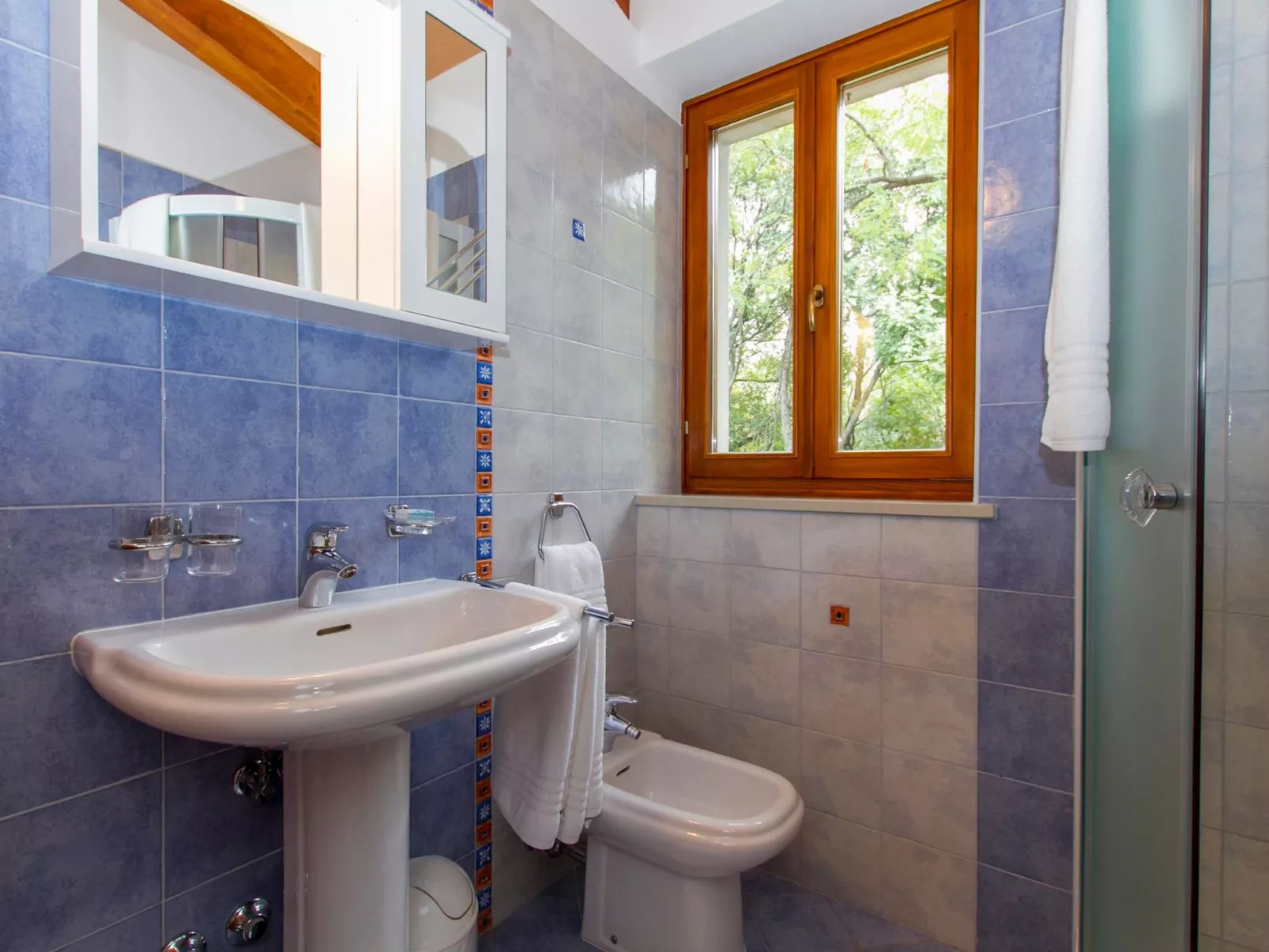 Familiäre 5-Schlafzimmer-Villa mit Gemeinschaftspools-Image-tags.info