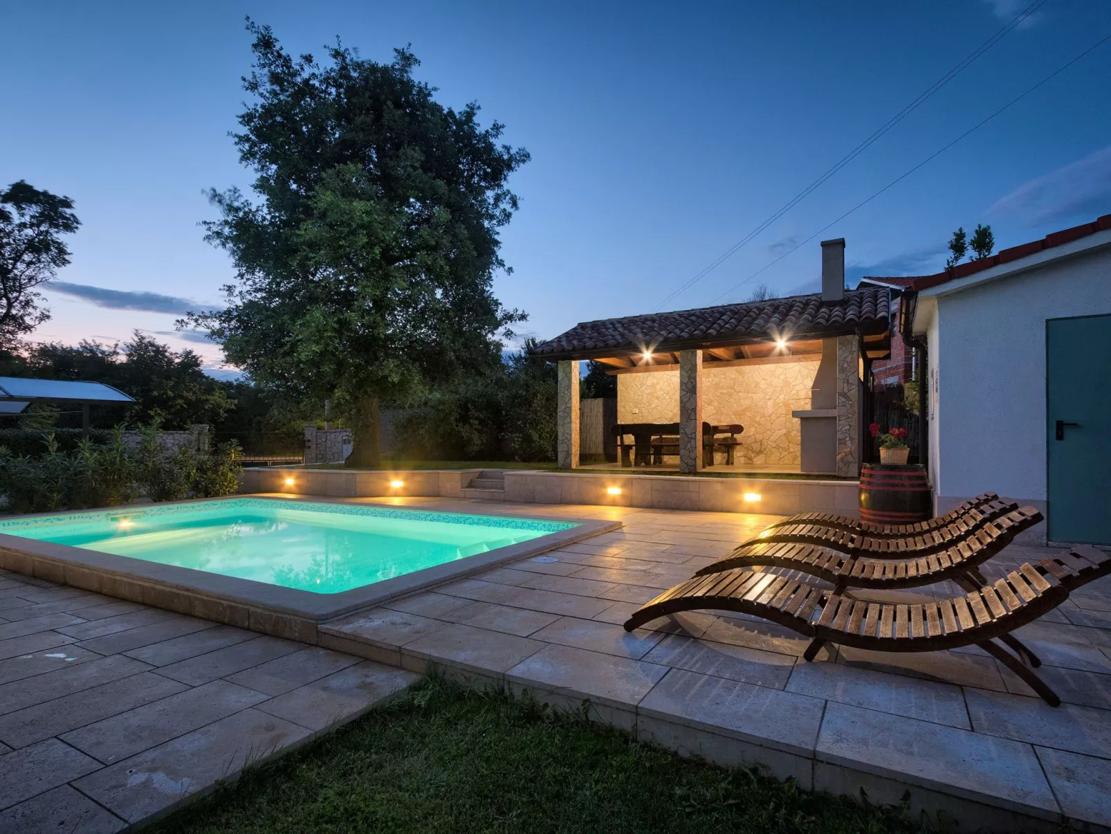 Haus Daniela mit überdachter Terrasse und Pool-Draußen