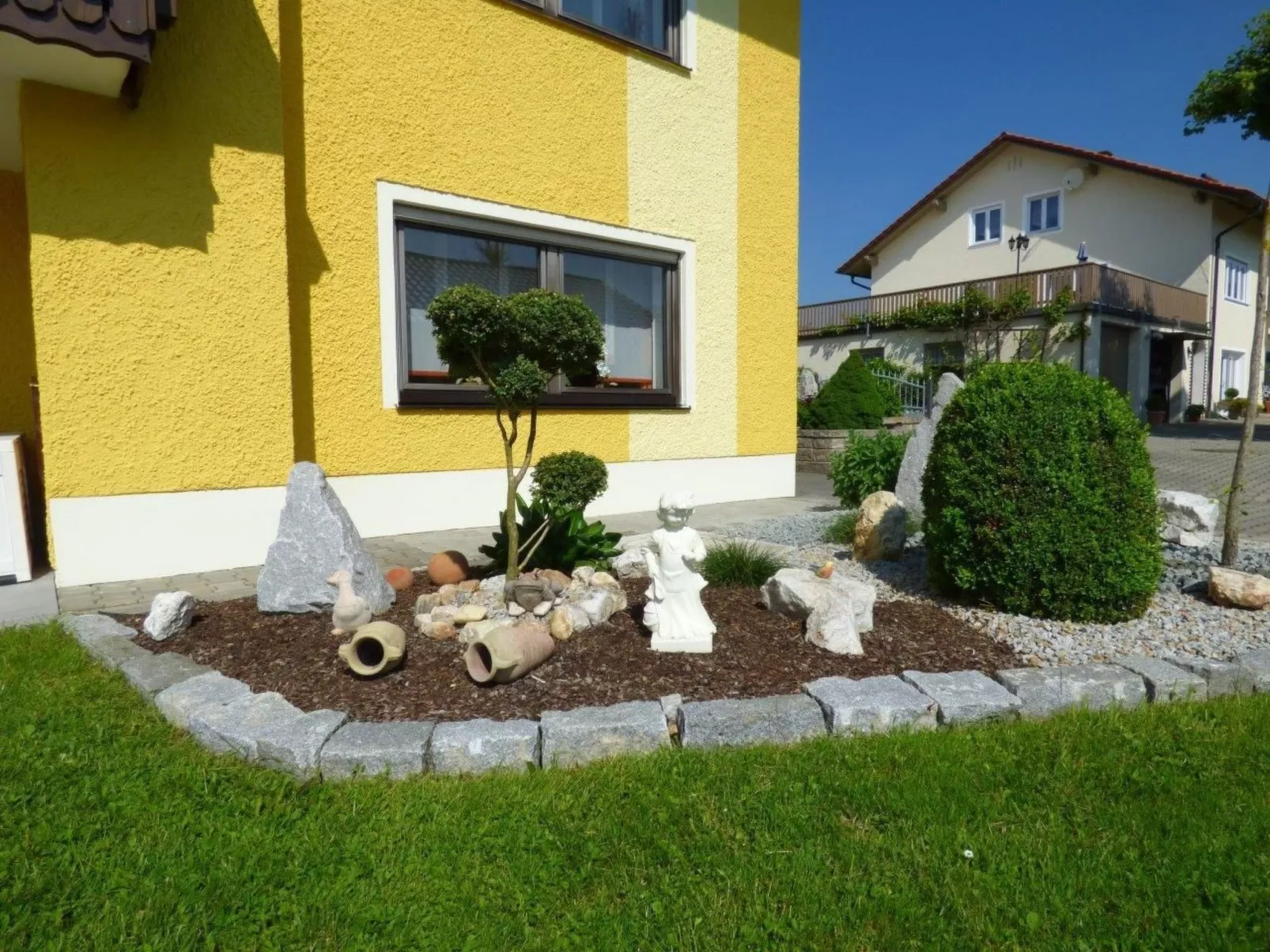 Komfortable Ferienwohnung mit Garten und Grill-Draußen