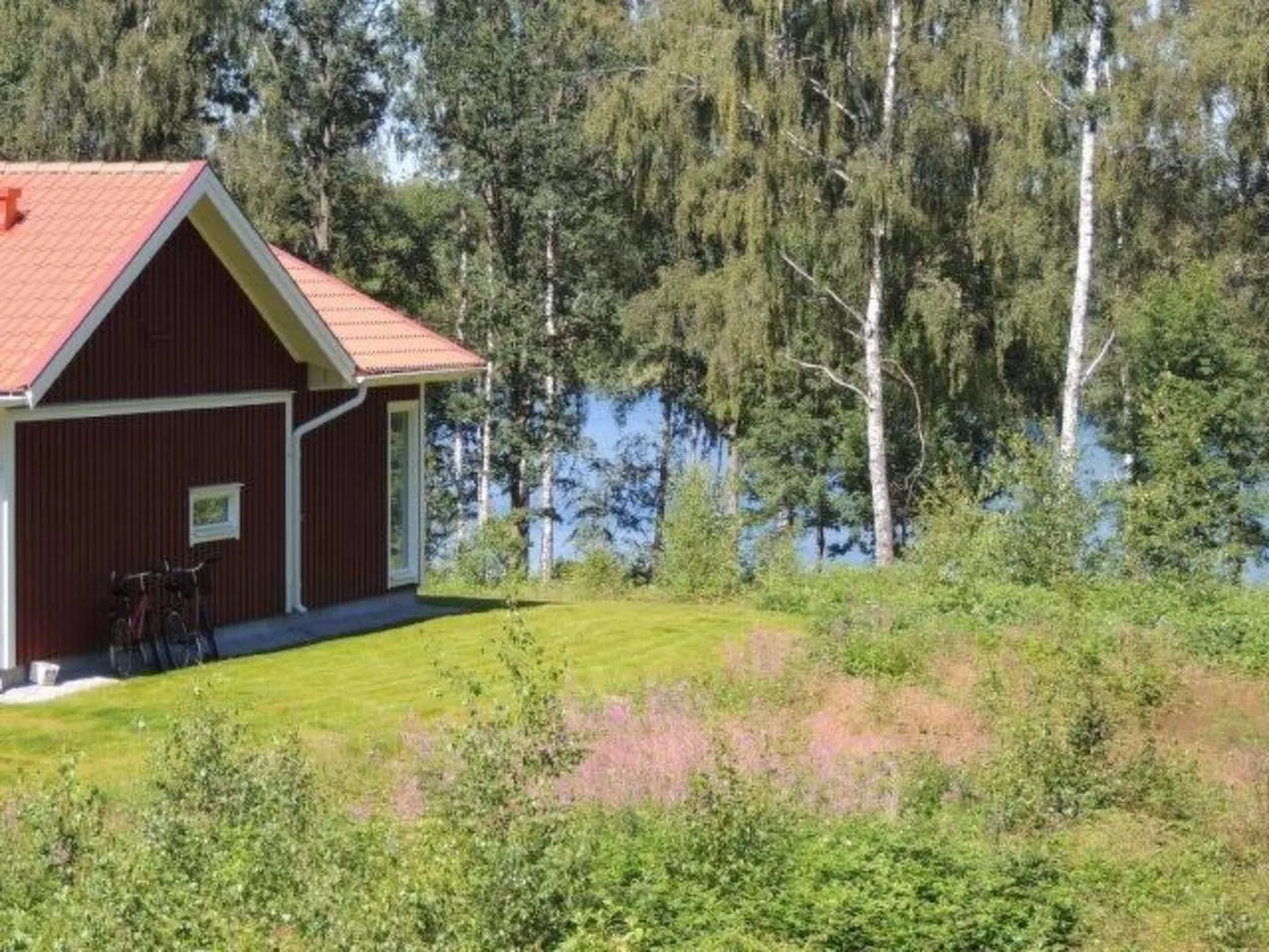 Modernes Haus mit hellem Dekor, mit Blick auf den See-Dehors