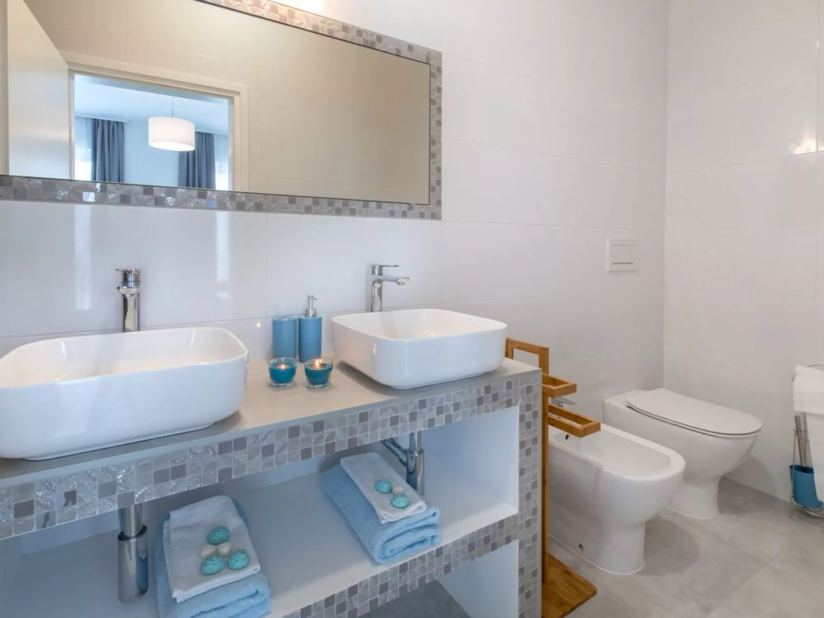 'Villa Selest' mit Wasserblick-Image-tags.info