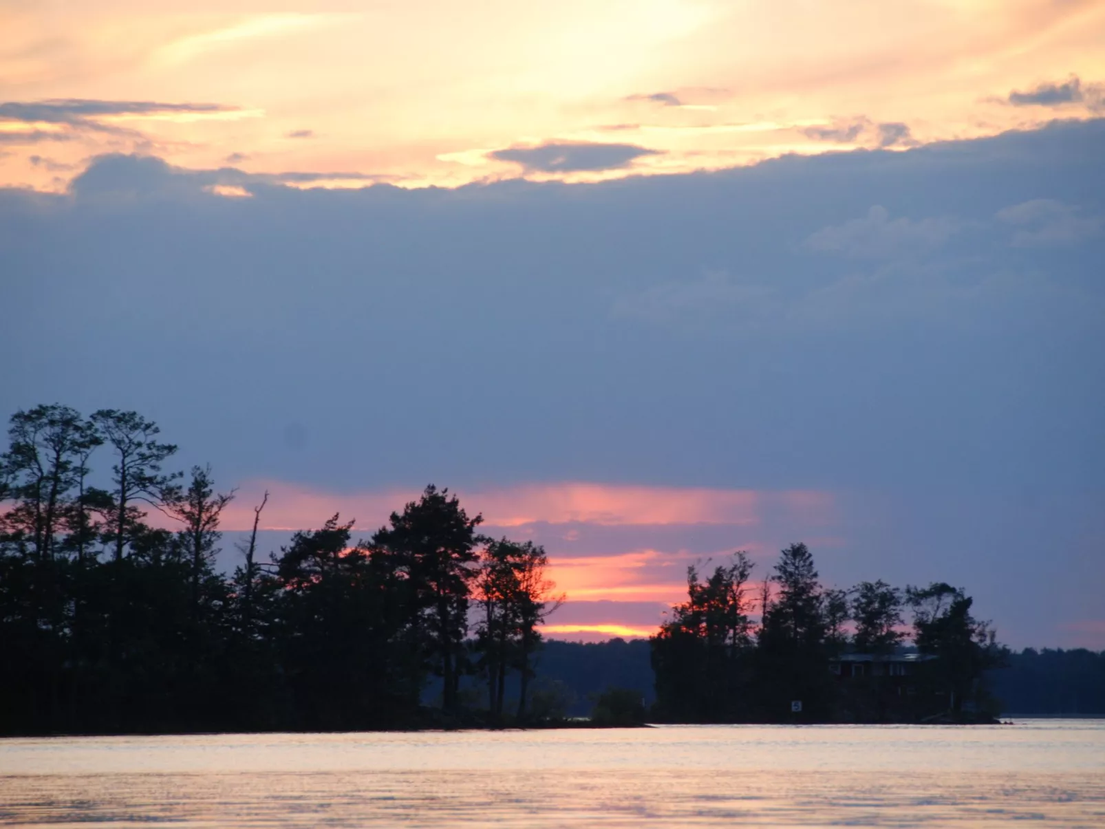 In Tibro mit Kleinem Garten-Draußen