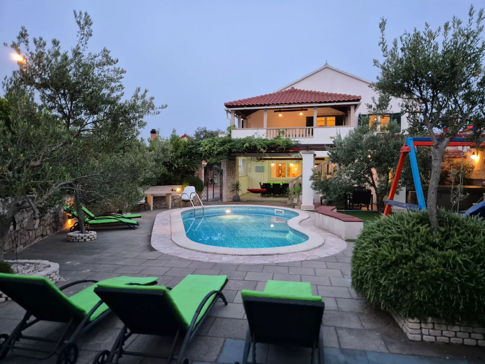 Komfortables Haus in Selca mit privatem Parkplatz-Draußen