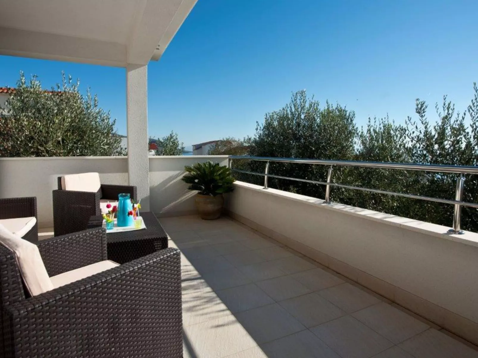 Charmante Villa Layla mit Meerblick und Pool-Drinnen