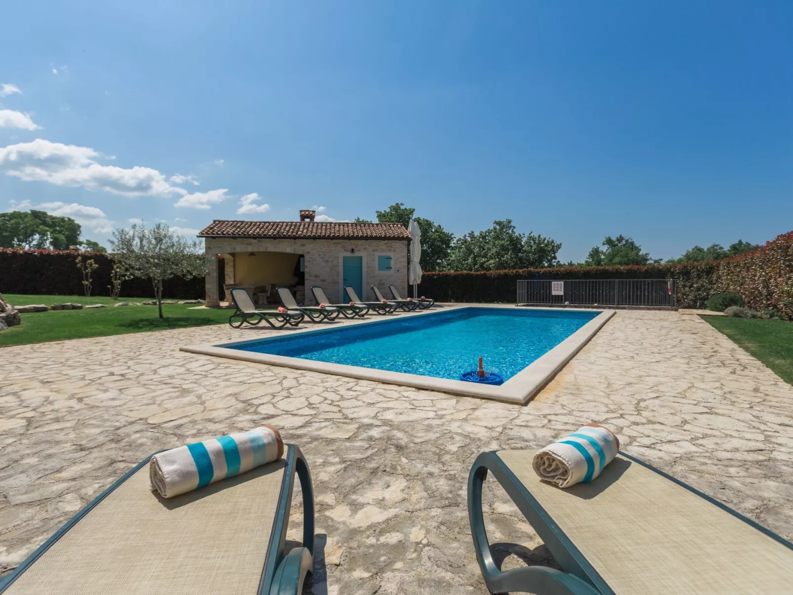 Villa mit Pool, Garten und Sommerküche-Outside