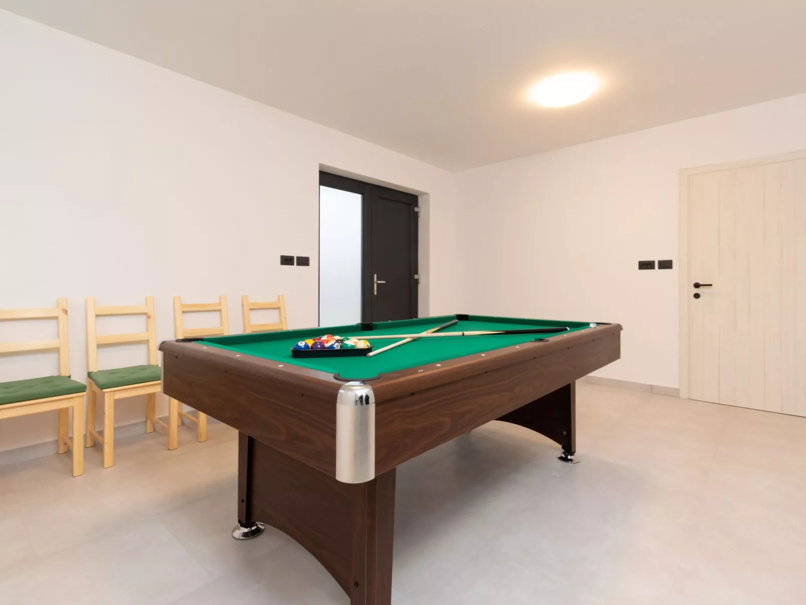 Modern 300m² Villa - King Beds and Leisure Zone-Inside