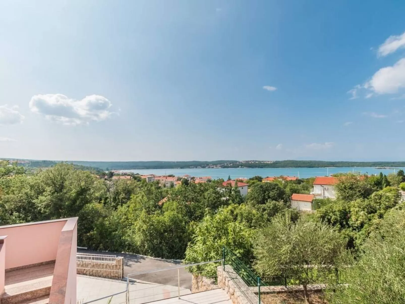 Große Wohnung in Klimno mit Möbliertem Balkon-Dehors
